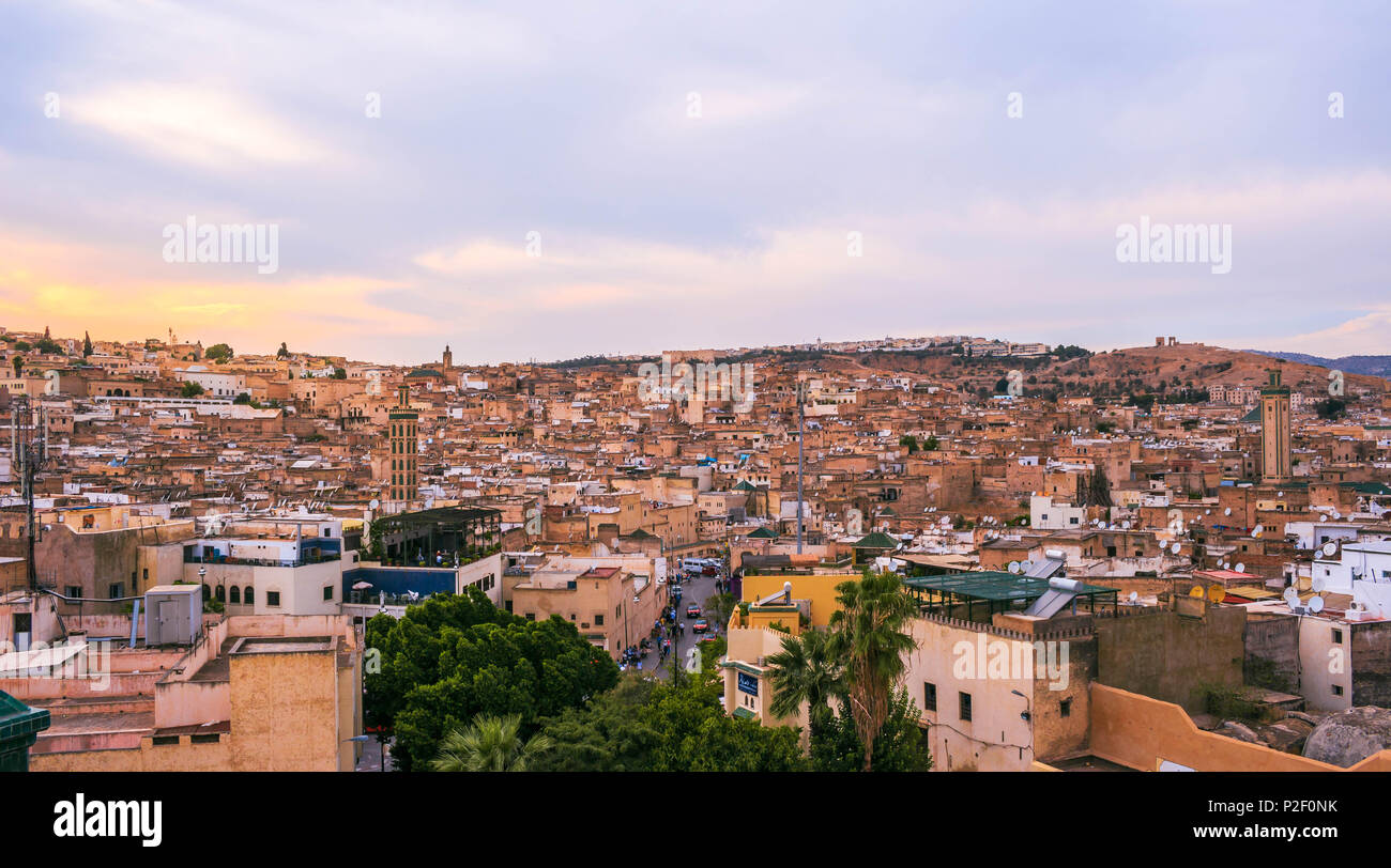 Vista panoramica della Medina di Fez in Marocco (warm/estate toni) Foto Stock
