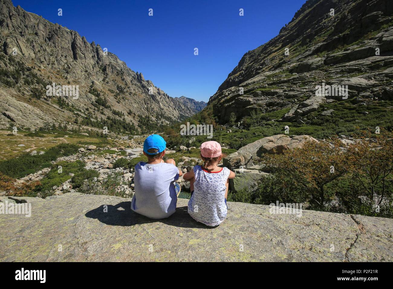 Francia, Haute Corse, corte, 2 bambini nella Valle della Restonica Foto Stock
