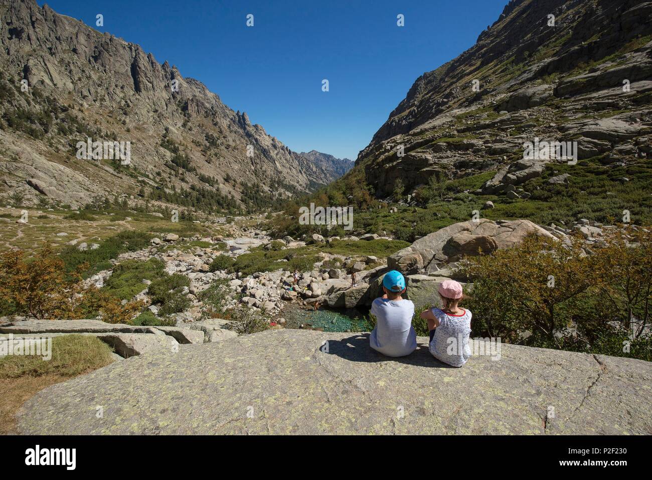 Francia, Haute Corse, corte, 2 bambini nella Valle della Restonica Foto Stock