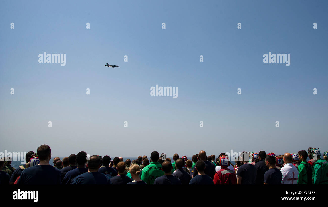 I piloti e l'equipaggio dello Strike Fighter Squadron 32 osservano una cerimonia di cambio di comando sul ponte di volo della USS Dwight D. Eisenhower (CVN 69) nel Golfo Arabico, 7 settembre 2016. Il vettore e il suo gruppo di sciopero supportano l'operazione Inherent Resolve, la sicurezza marittima e la cooperazione per la sicurezza del teatro nell'area della 5th Fleet degli Stati Uniti. L'F/A-18E Super Hornet è il velivolo principale, equipaggiato con due motori turbofan post-brucianti, in grado di effettuare combattimenti aria-aria e aria-terra. Le attività includono operazioni di aviazione, transizione alla leadership e sicurezza dei voli. Foto Stock