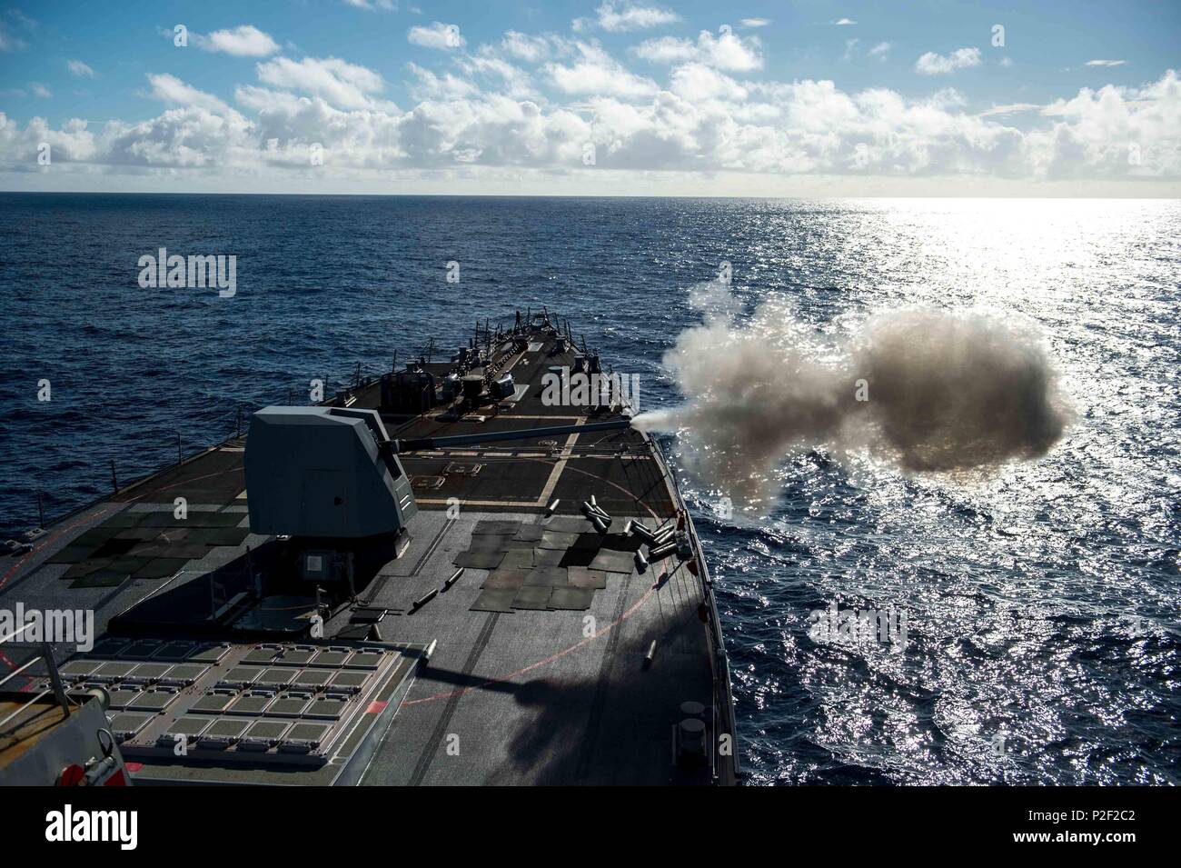 160905-N-NT265-017 Mare delle Filippine (sett. 5, 2016) Il distribuita Arleigh Burke-class guidato-missile destroyer USS McCampbell (DDG 85) incendi i suoi 5 pollici pistola durante un live-fire esercitazione. McCampbell è di pattuglia con un Carrier Strike gruppo cinque (CSG 5) nel Mare delle Filippine il supporto di sicurezza e stabilità nella Indo-Asia-regione del Pacifico. (U.S. Foto di Marina di Massa Specialista comunicazione di seconda classe Senyk cristiana/rilasciato) Foto Stock