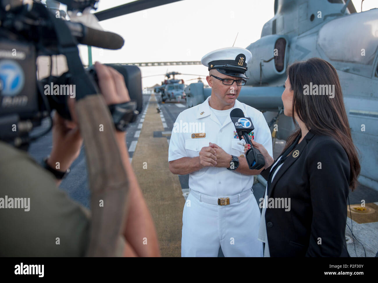 160901-N-MZ309-011 SAN PEDRO, California (sett. 1, 2016) - assalto anfibio nave USS America (LHA 6) Comando Master Chief Ken Robertson, un nativo di Houston, risponde alle domande durante un colloquio con ABC TV personality Leslie Lopez su America del ponte di volo durante la cerimonia inaugurale dei Los Angeles Settimana della flotta. Settimana della flotta offre al pubblico la possibilità di tour navi, soddisfare i marinai, Marines e membri della Guardia Costiera e acquisire una migliore comprensione del modo in cui il servizio di mare sostenere la difesa nazionale degli Stati Uniti e la libertà dei mari. (U.S. Foto di Marina di Massa Specialista comunicazione 1C Foto Stock