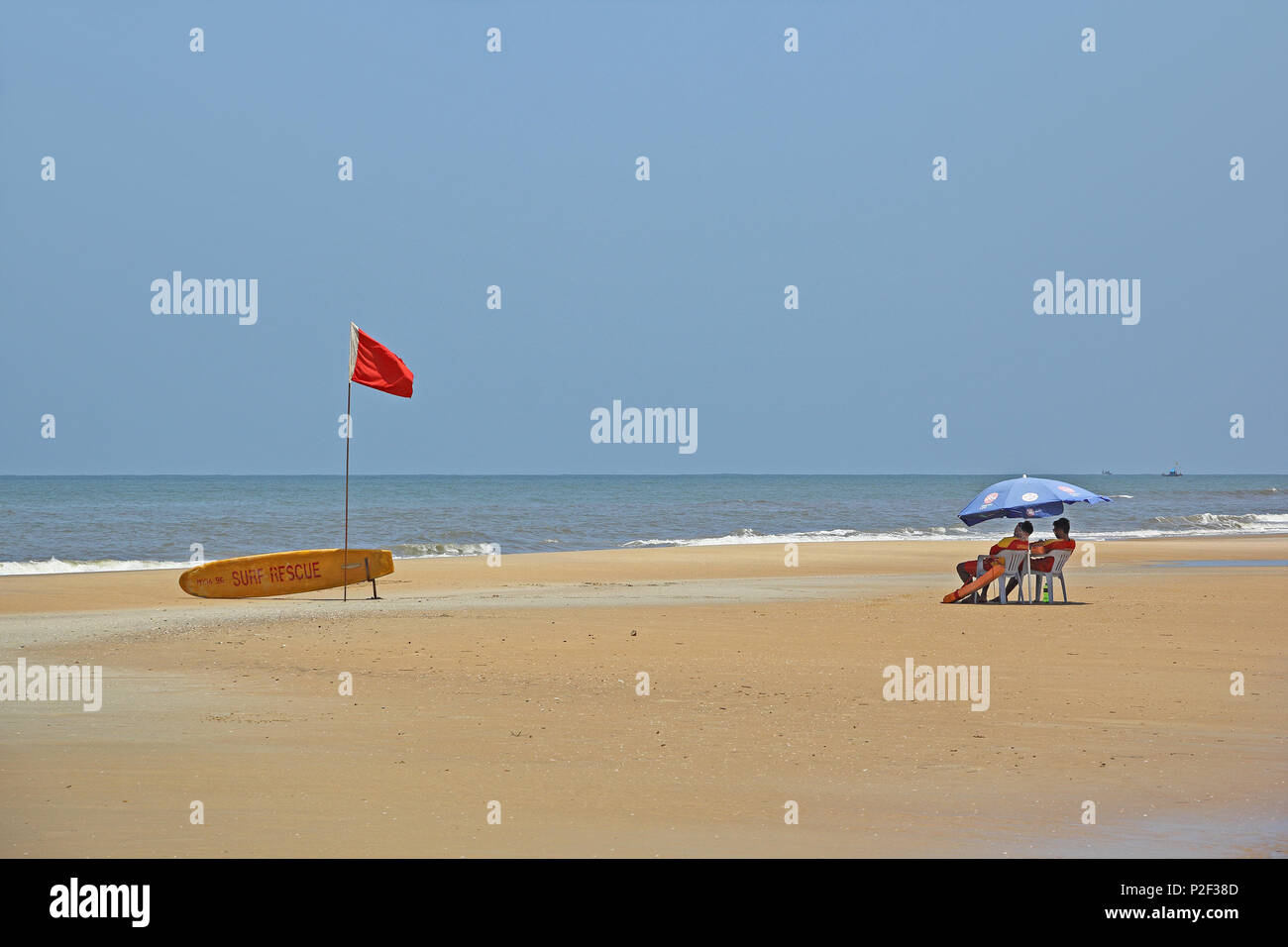 Mobor Beach, Goa, India - 01 Settembre 2017: due vita delle guardie vegliano sotto un ombrellone a Mobor Beach in Goa, India. Foto Stock