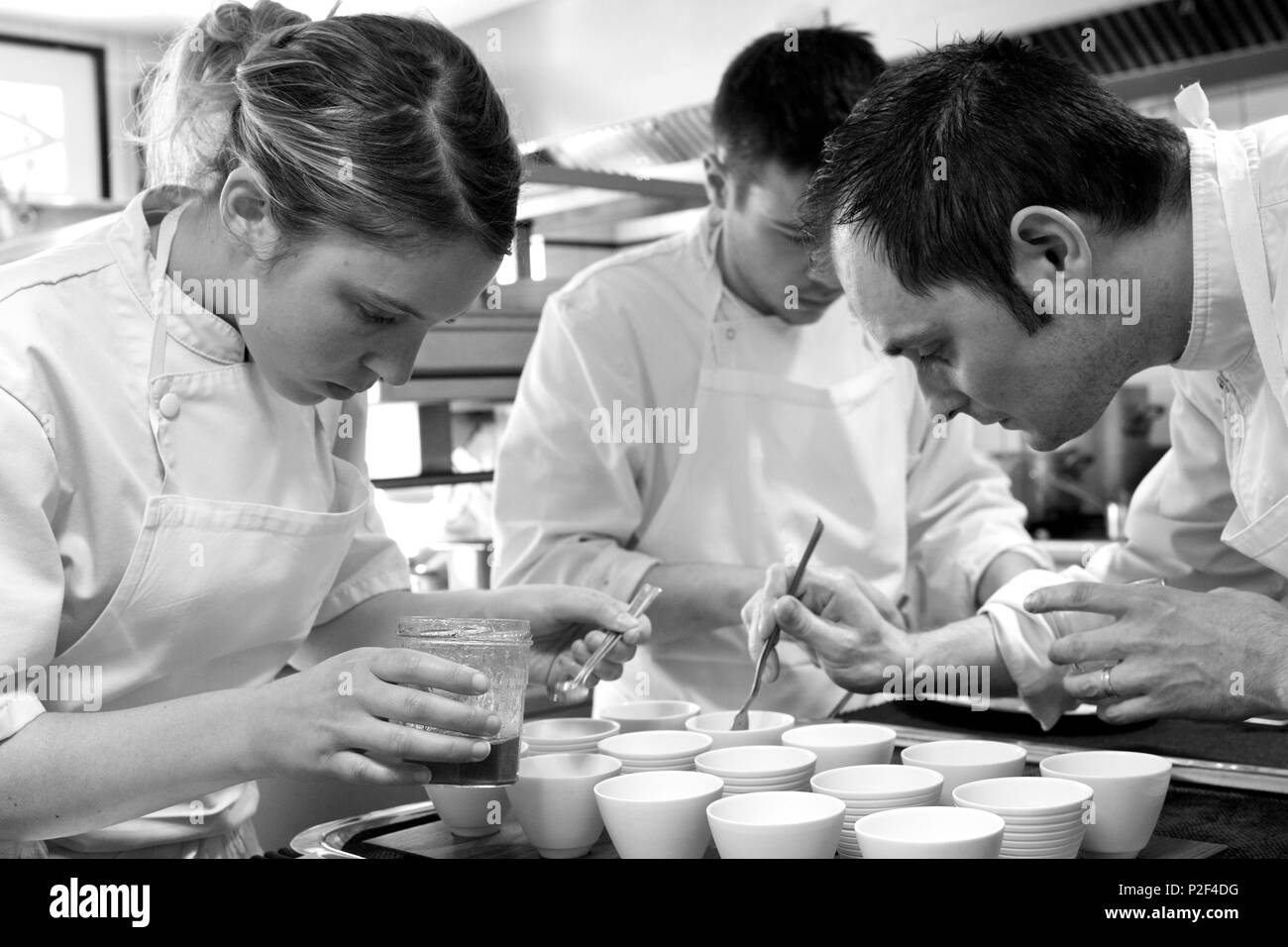 Francia, Vendee, Noirmoutier island, L'Herbaudiere, La Marine ristorante, Alexandre Couillon in cucina Foto Stock
