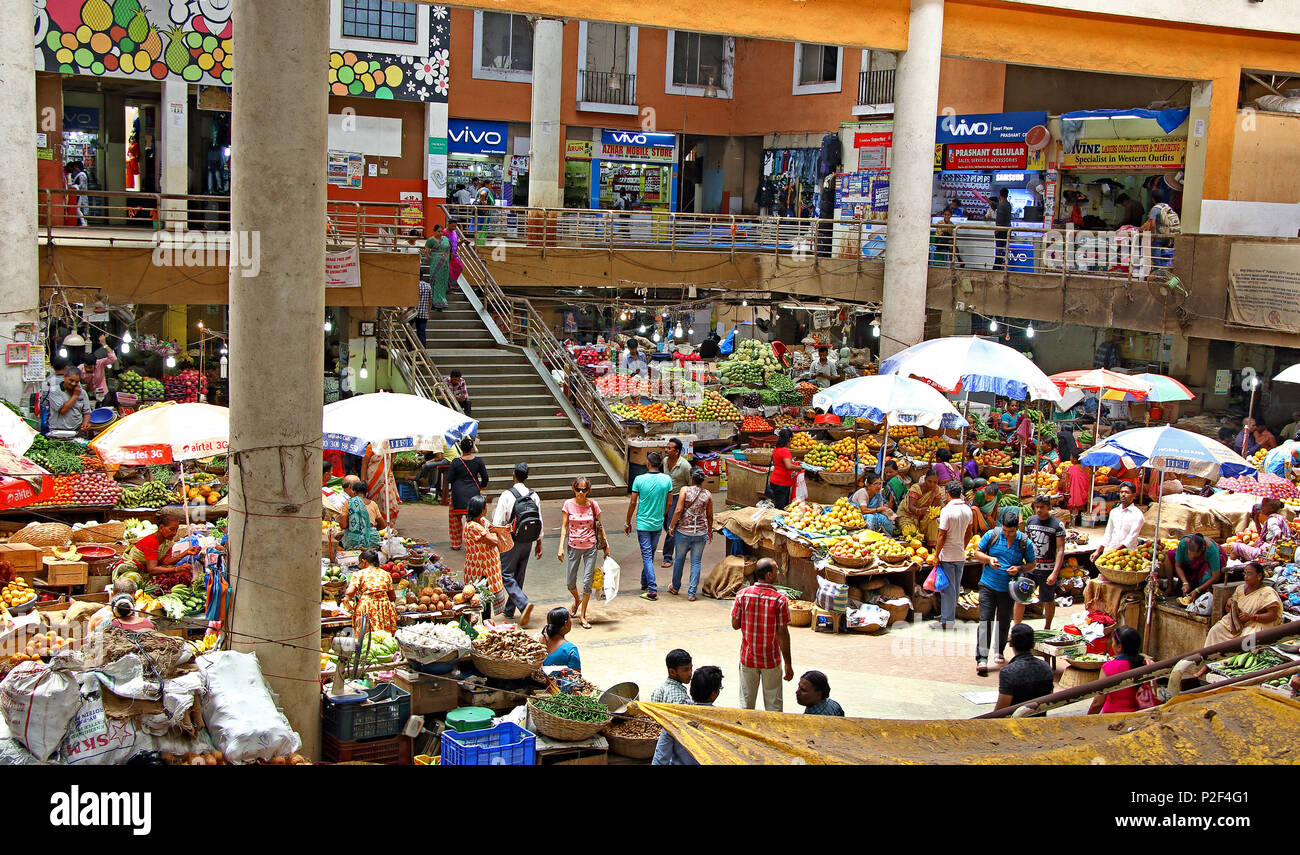 Panjim, Goa, India - 05 Giugno 2017: gli acquirenti e rivenditori commerciali presso il mercato giornaliero per le verdure e la frutta in Panjim, Goa, India. Foto Stock