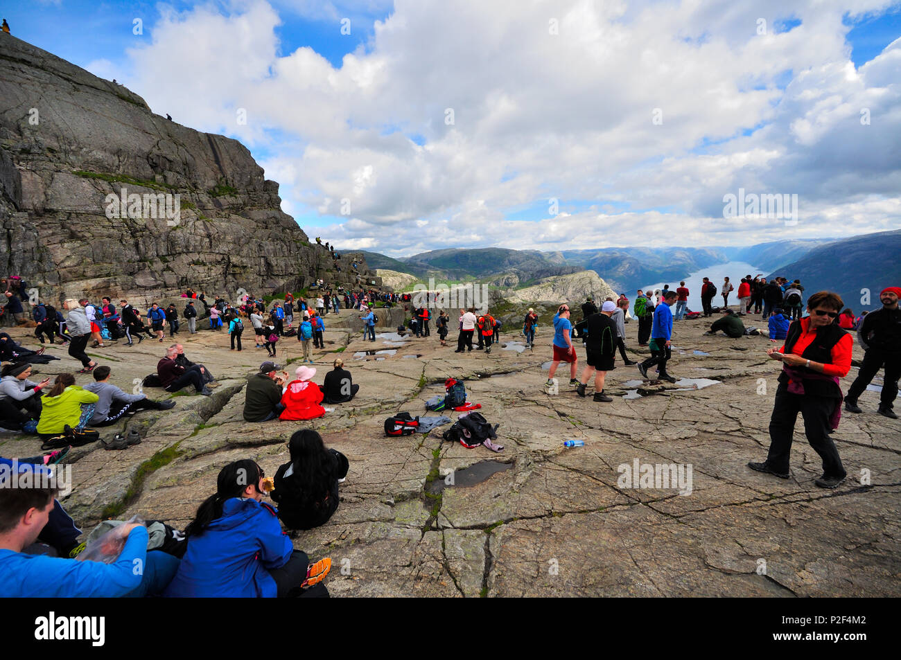 I turisti in prekestolen o pulpito in Norvegia in un giorno di nuvole Foto Stock