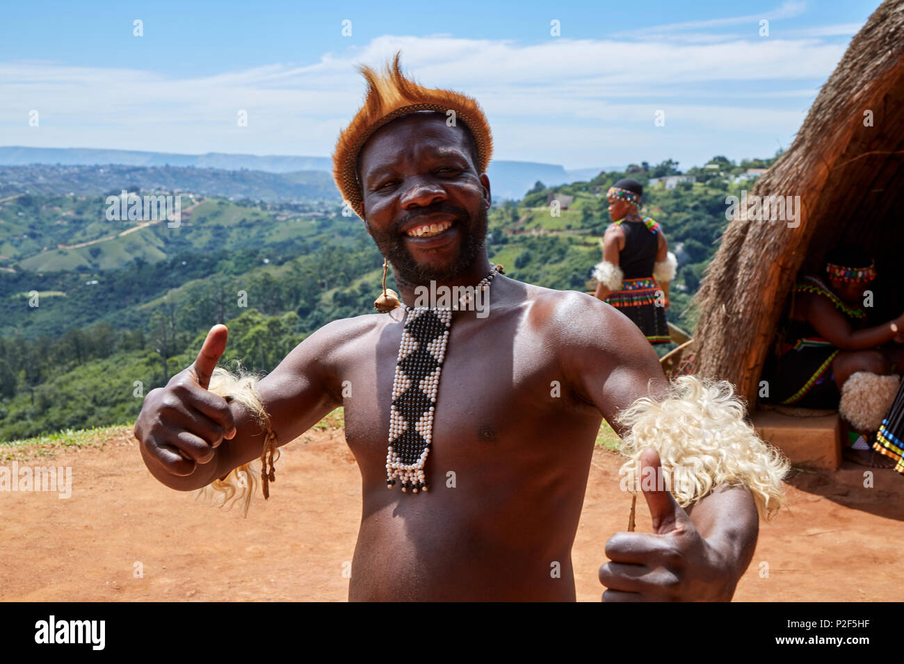 Ballerini Zulu effettuando al PheZulu villaggio culturale nella provincia di KwaZulu-Natal Foto Stock