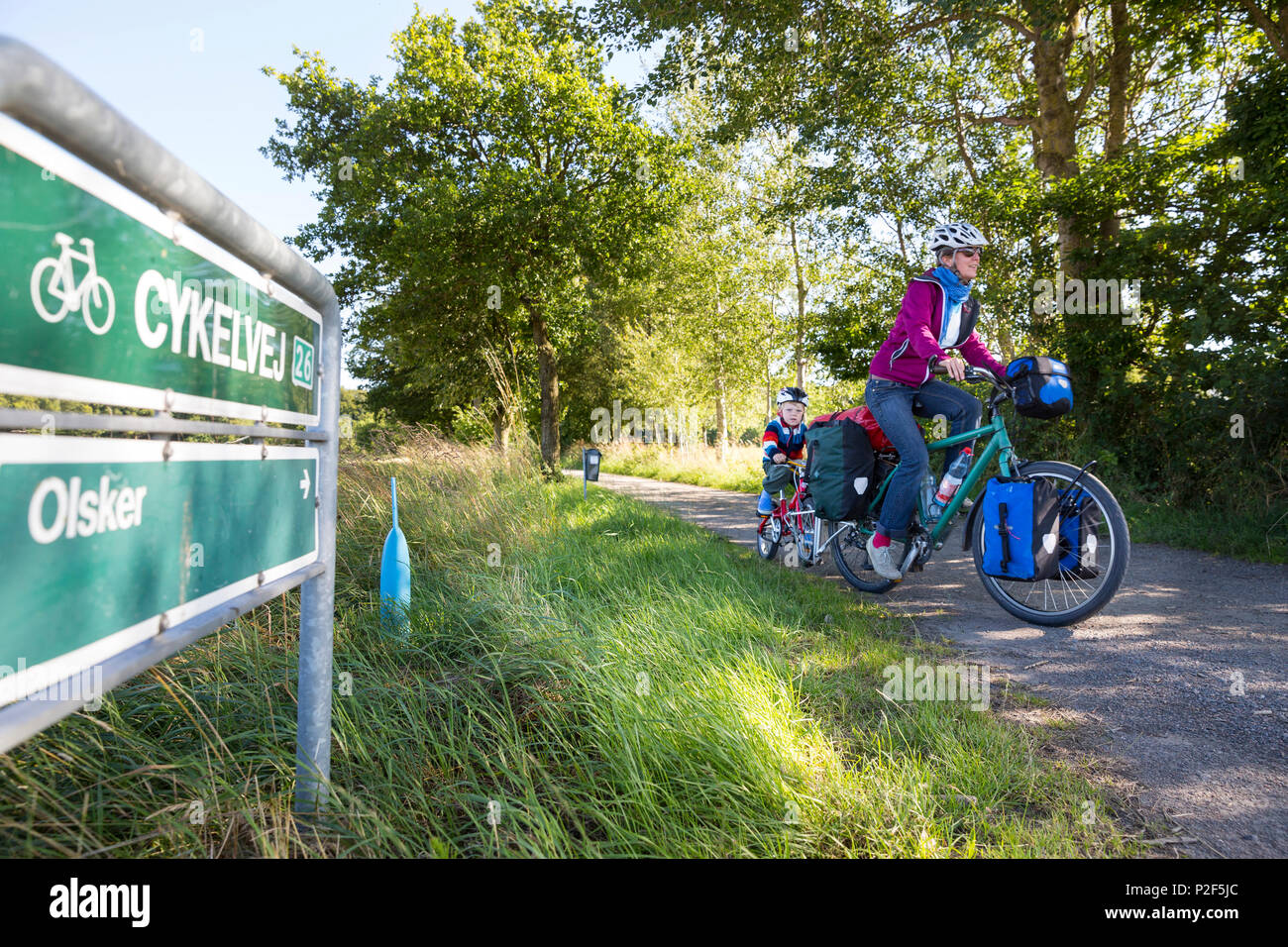 Madre e figlio su un tour in bicicletta, Mar Baltico, Signor, Bornholm, vicino Olsker, Danimarca, Europa Foto Stock