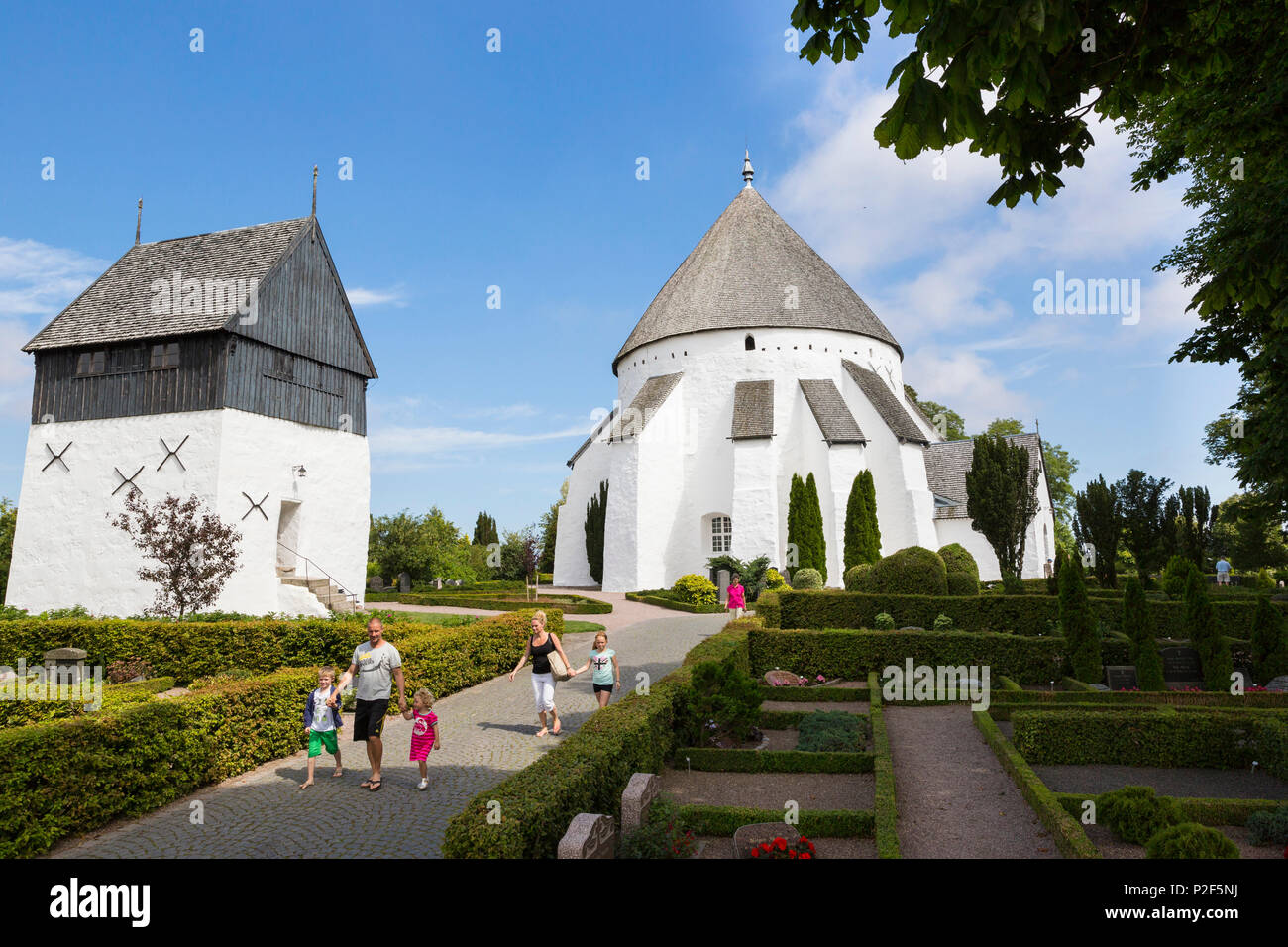 Tipica chiesa rotonda, Osterlars Kirke, Mar Baltico, Bornholm, vicino Gudhjem, Danimarca, Europa Foto Stock