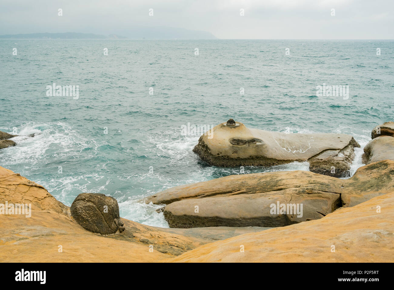 Offerte rocce, mare candele in Yehliu Geoparco a New Taipei City, Taiwan Foto Stock