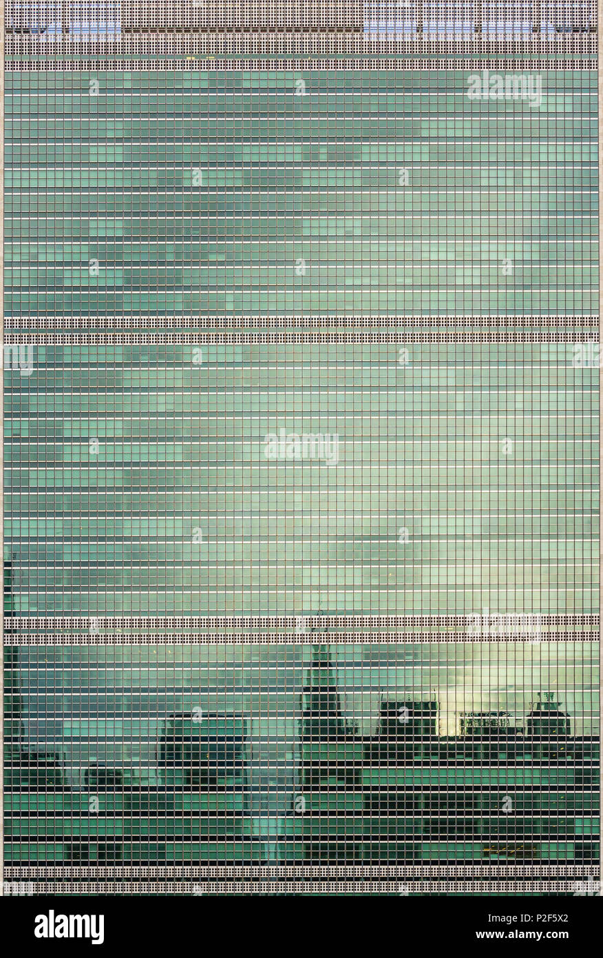 Centinaia di windows office in grattacielo di New York Foto Stock