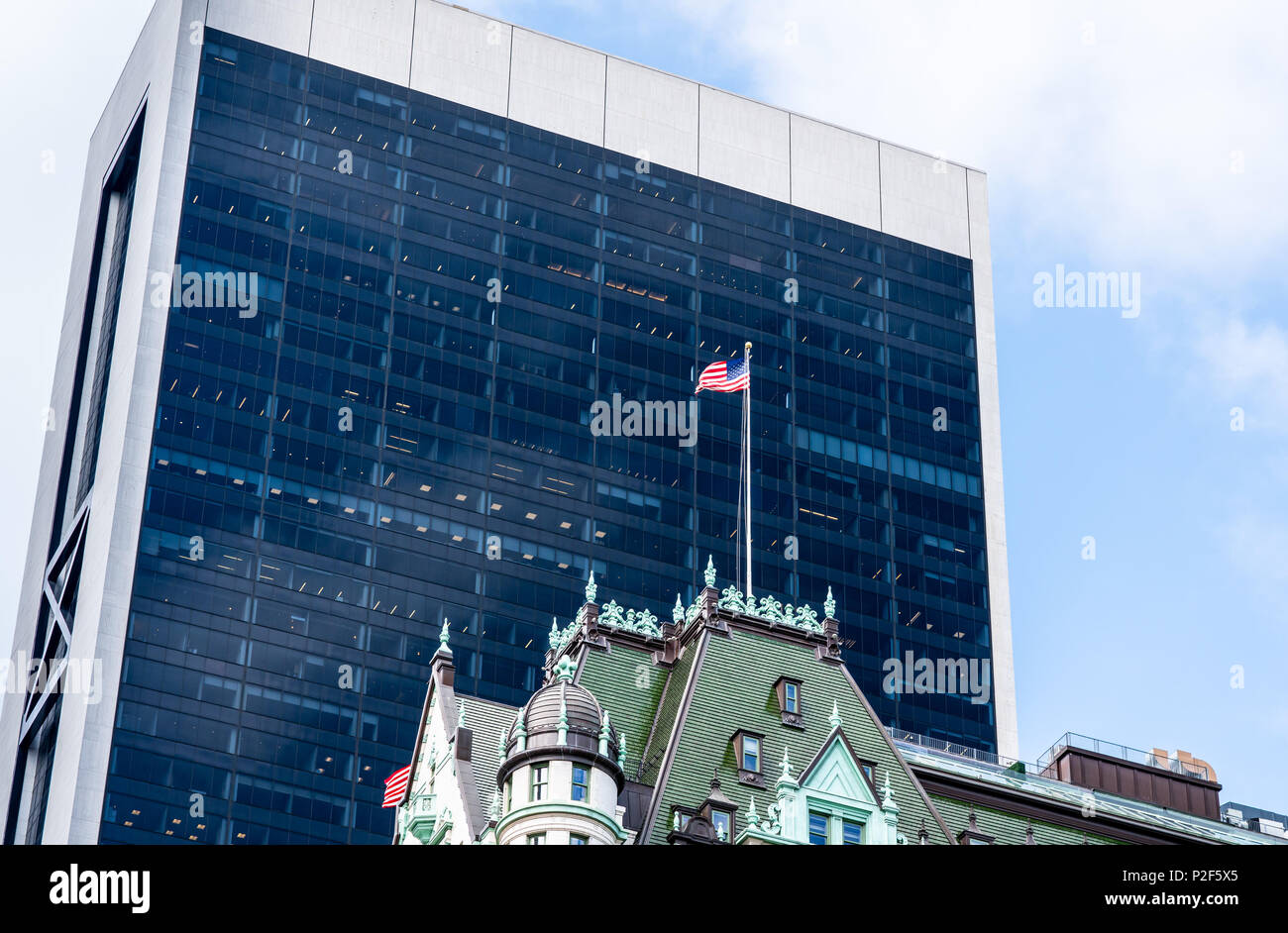 Il contrasto tra i vecchi e i nuovi edifici di New York Foto Stock