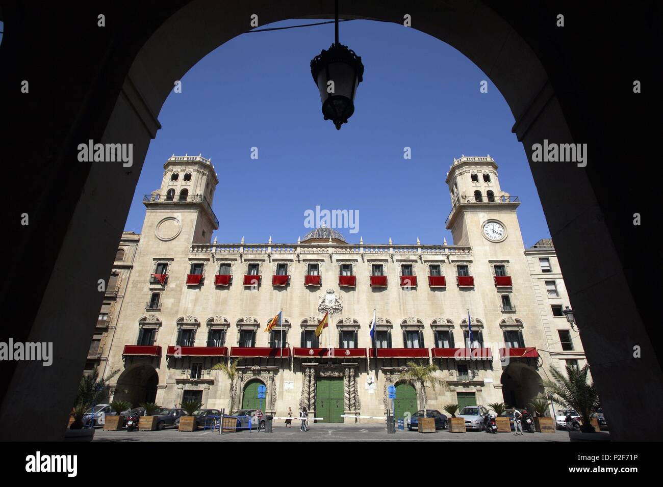 Spagna - Valencia regione autonoma - L'Alacantí (distretto) - Alicante. Alicante (capitale); Plaza del Ayuntamiento y edificio edilicio (barroco, siglo XVIII). Foto Stock