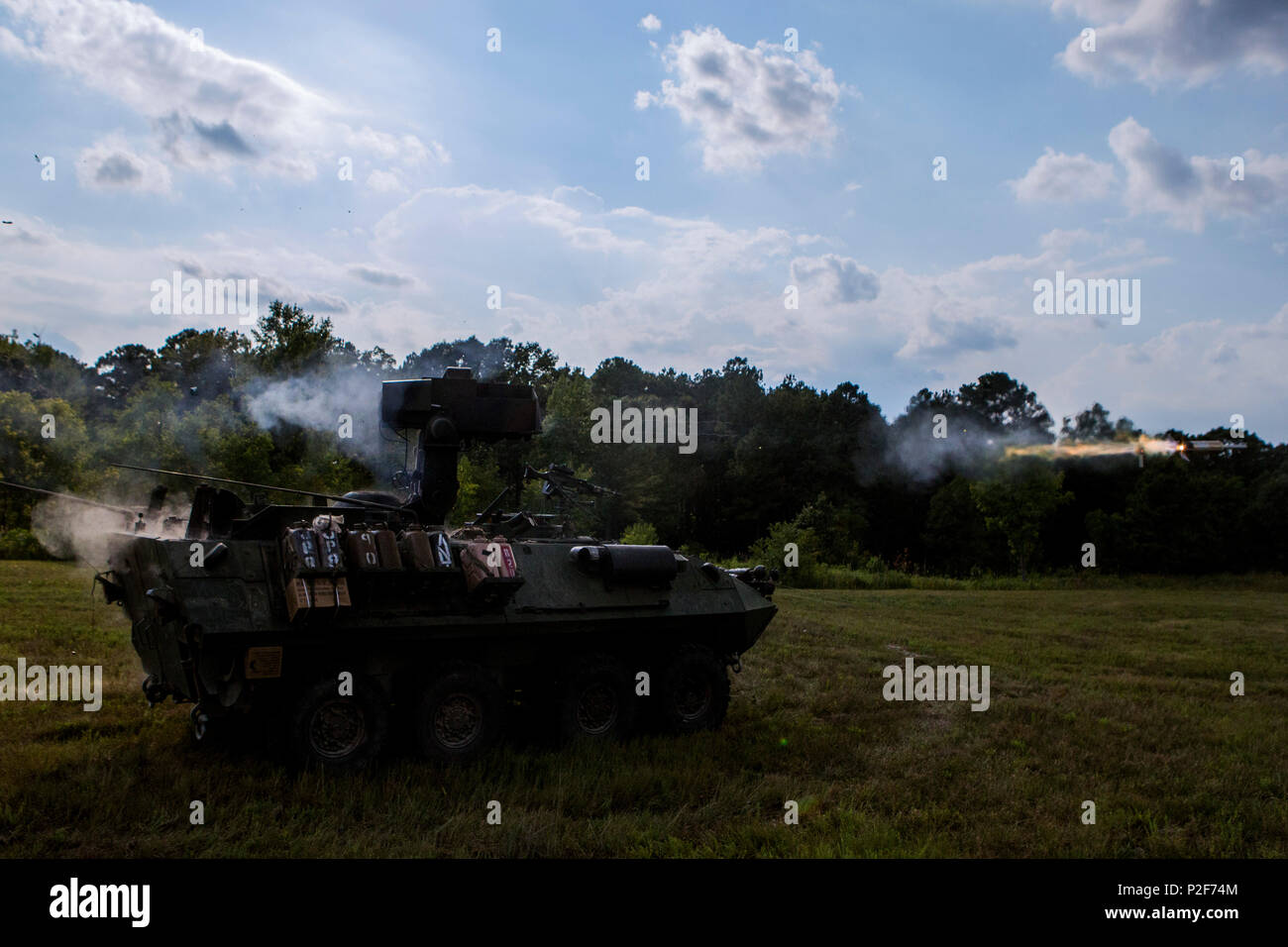Stati Uniti Marines con seconda luce corazzato battaglione di ricognizione, Bravo Company, seconda divisione Marine, condurre un live-fire tubo-lanciato cingolato otticamente, filo missili guidati (traino) variano da una luce veicolo blindato- serbatoio anti-missile vettore in corrispondenza di Ft. Pickett, Virginia, il 30 agosto 2016. I marines condotta live-fire esercizi per mantenere l'unità prontezza e competenza tattico. (U.S. Marine Corps foto di Sgt. Rebecca L. Floto, 2d MARDIV Combattere la fotocamera) Foto Stock
