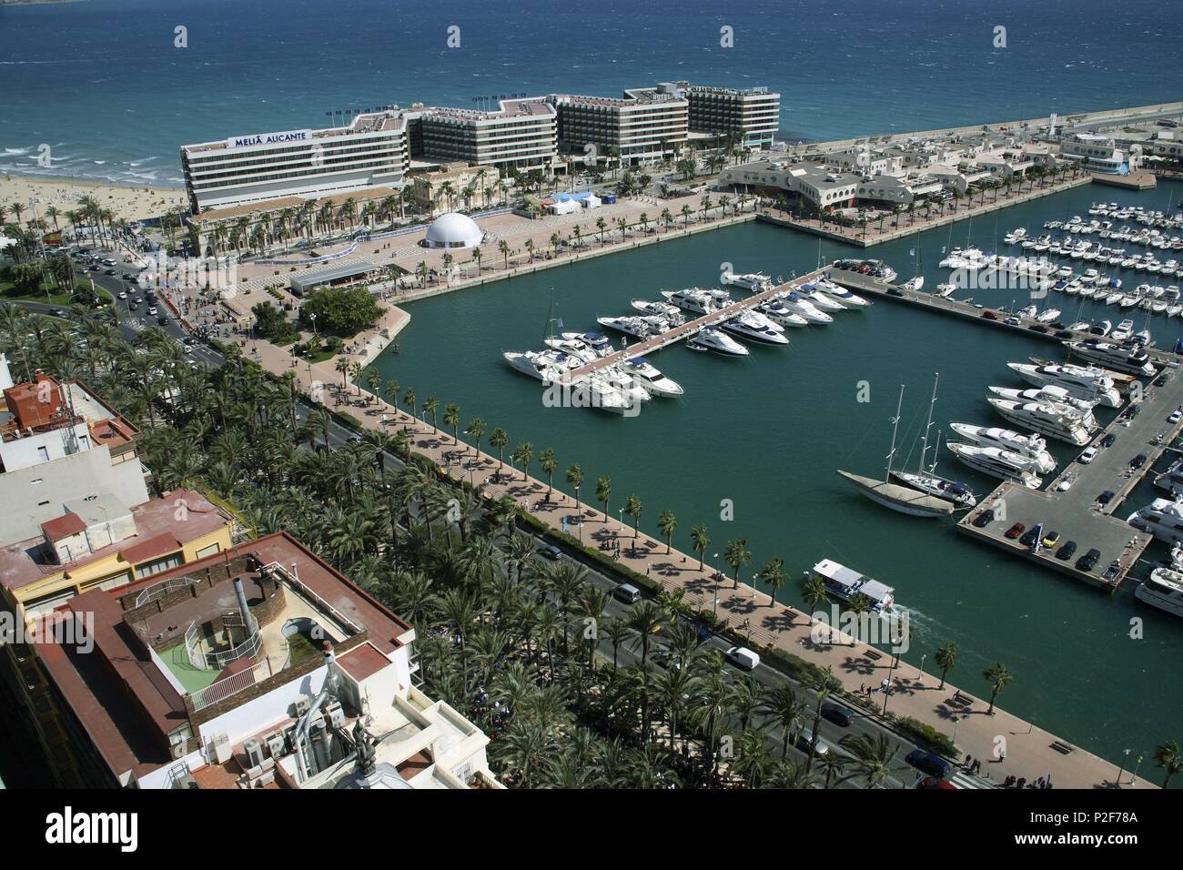 Spagna - Valencia regione autonoma - L'Alacantí (distretto) - Alicante. Alicante (capitale); vista aérea del Paseo de la Explanada y puerto y (parte de la Playa del Postiguet. Foto Stock