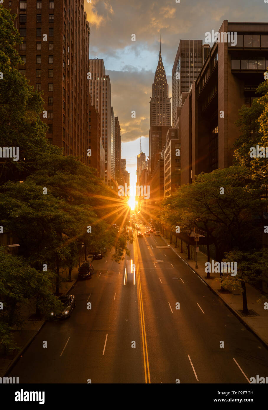 Manhattanhenge quando il sole tramonta lungo 42nd street a New York Foto Stock