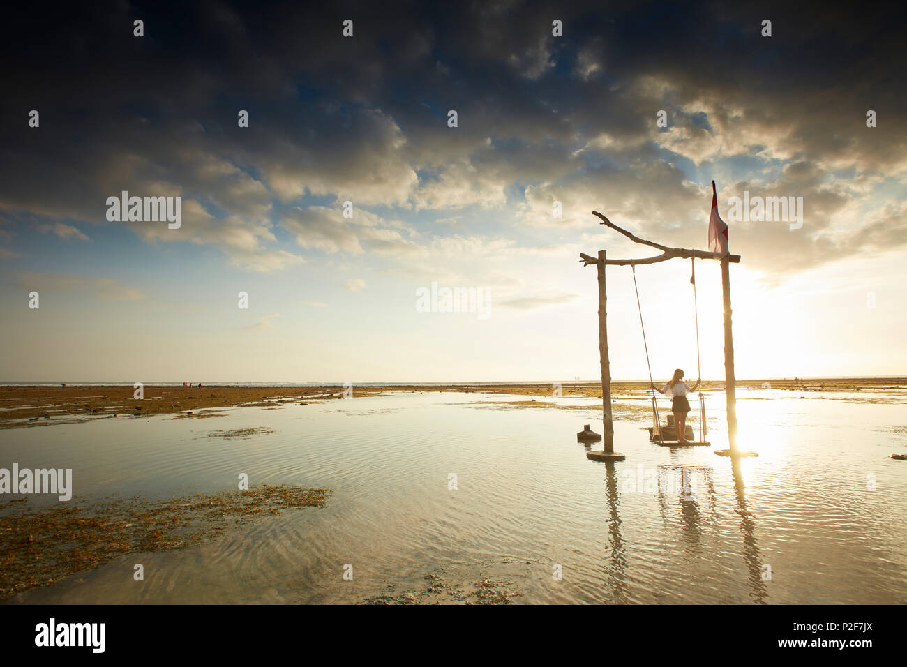 Swing sulla spiaggia con la bassa marea, Gili Trawangan, Lombok, Indonesia Foto Stock