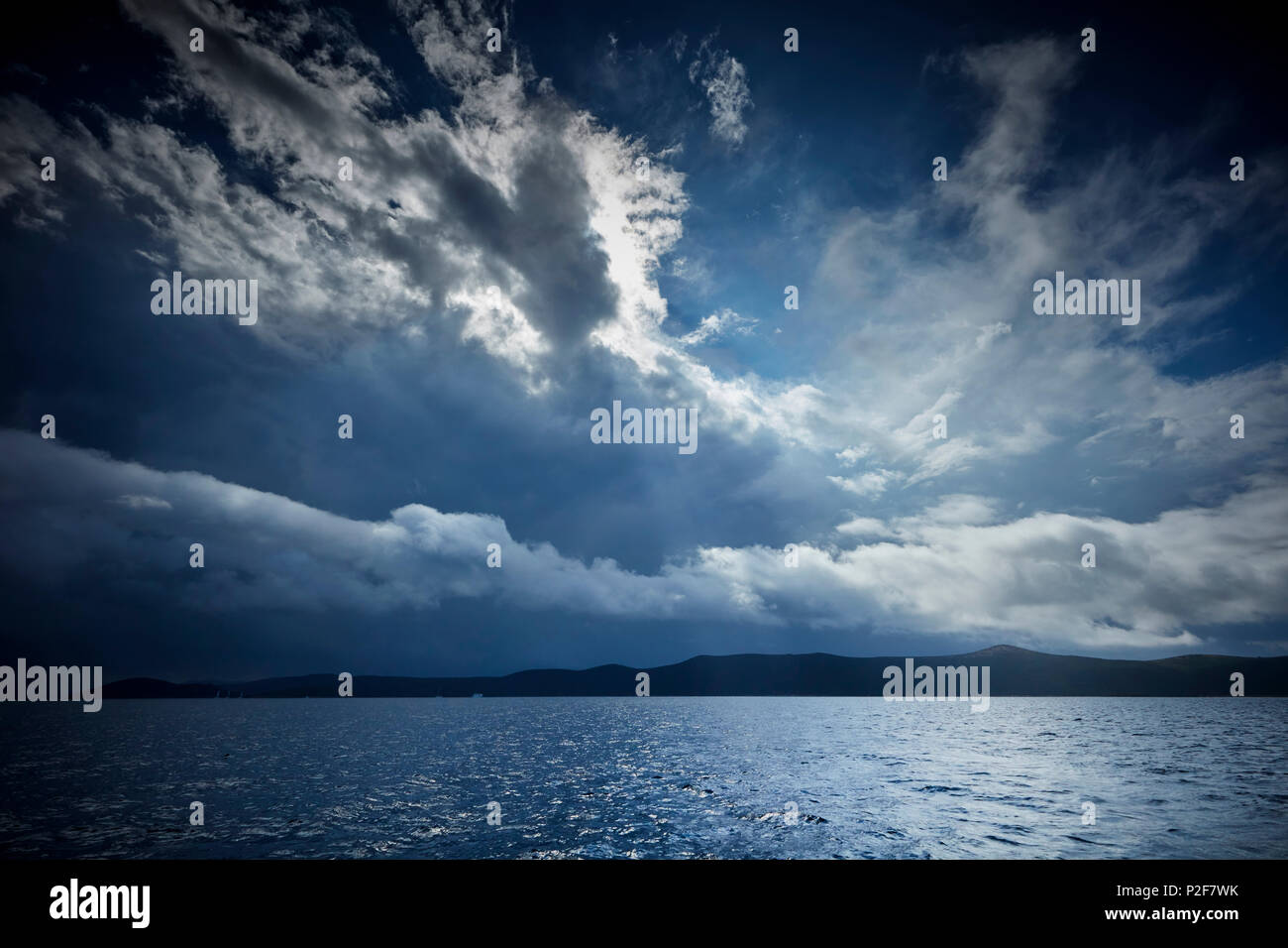 Yacht a vela, arrivando tempesta, isole di Kornati, Mare Adriatico, Croazia Foto Stock
