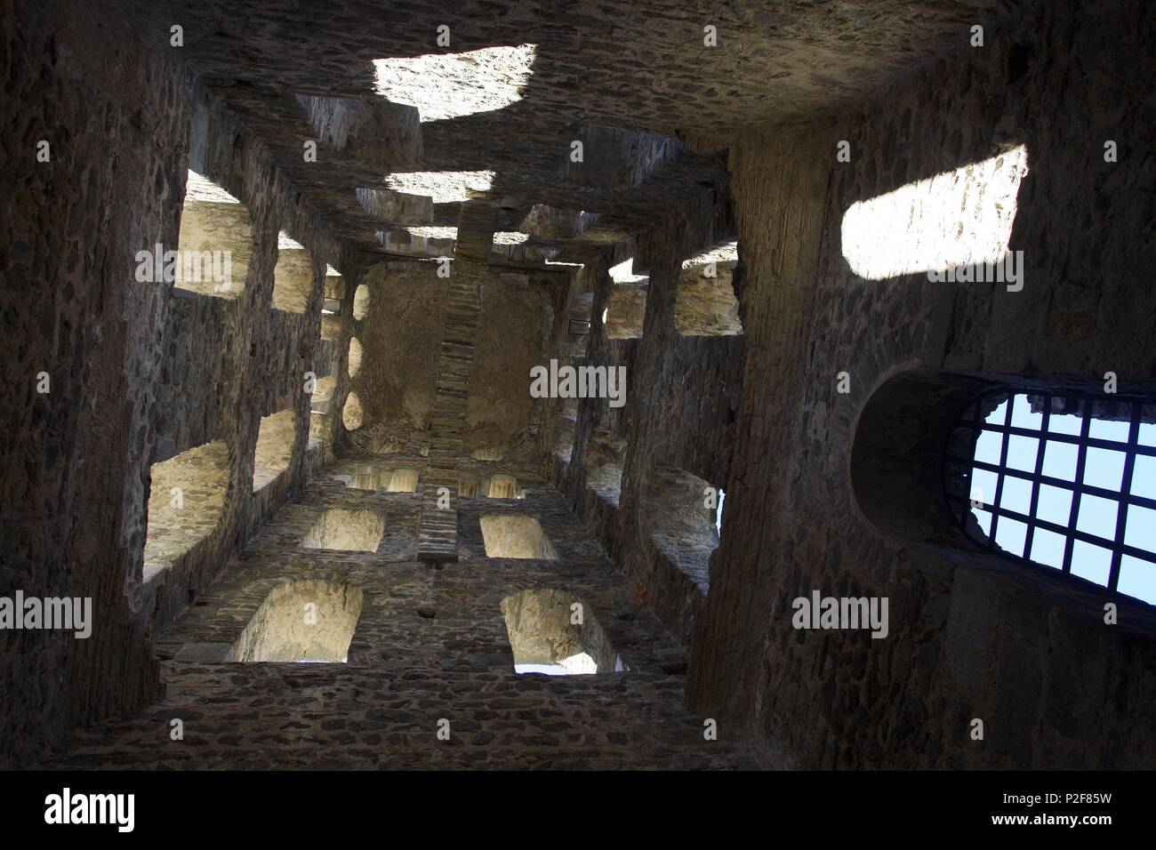 Spagna - Catalogna - Alt Empordá (distretto) - Gerona. Monasterio de Sant Pere de Rodes; interno campanario romanico. Foto Stock