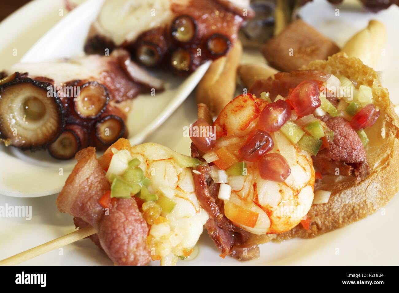 Spagna - La Huerta de Murcia (distretto) - Murcia. Murcia (capitale); tapas en el bar 'Pepe el Torrao' / Plaza de San Juan; pulpo al horno y pincho de langostino con beicon a la vinagreta. Foto Stock