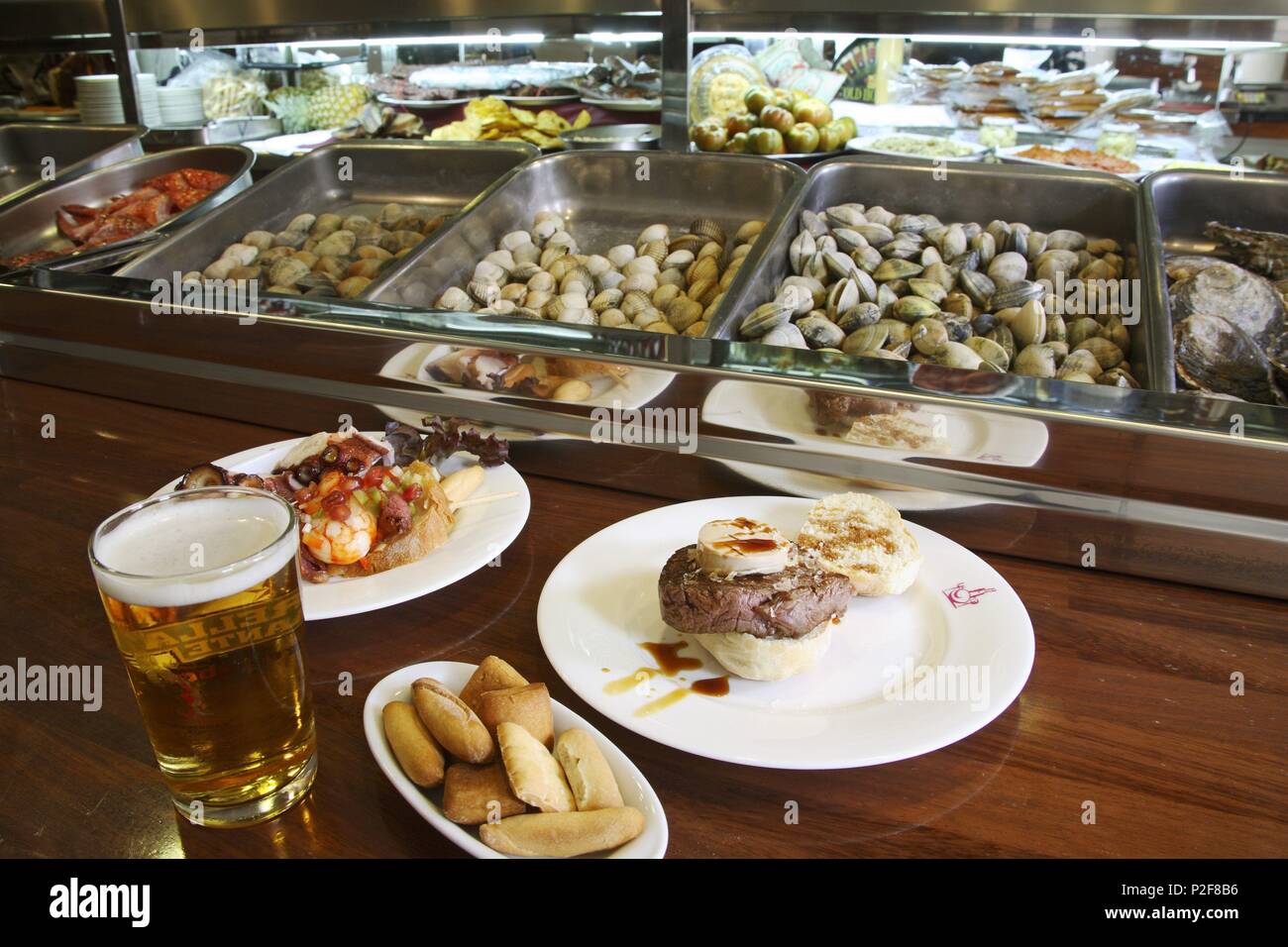 Spagna - La Huerta de Murcia (distretto) - Murcia. Murcia (capitale); tapas en el bar 'Pepe el Torrao' / Plaza de San Juan; pincho de langostino con beicon, pulpo al horno, y solomillo con foia. Foto Stock