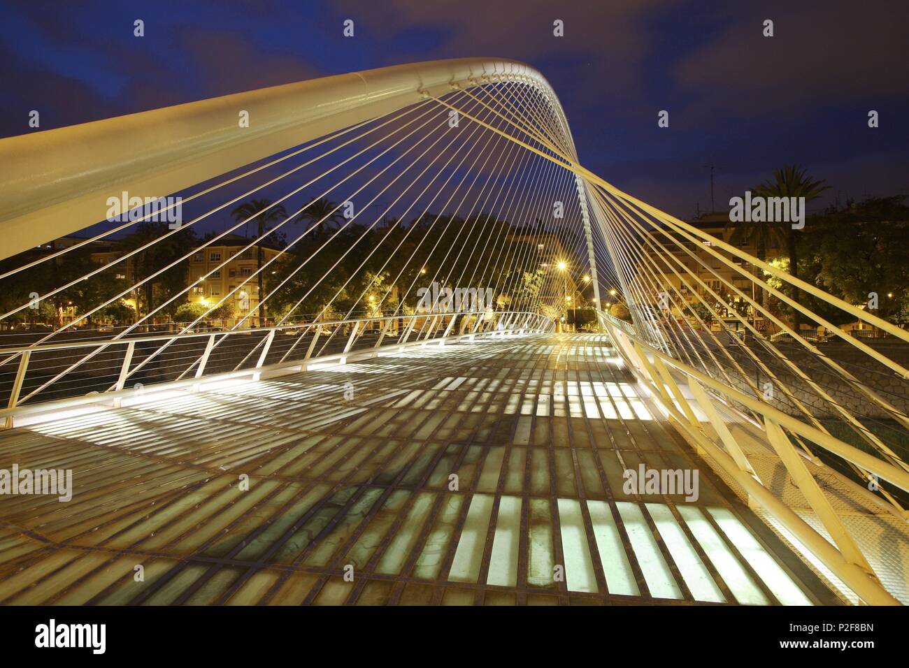 Spagna - La Huerta de Murcia (distretto) - Murcia. Murcia (capitale); moderno puente sobre el río Segura. Foto Stock