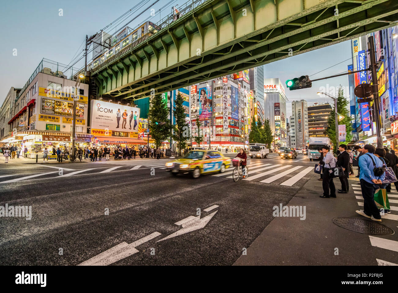 Chuo-Dori con taxi e Sobu linea ferroviaria in Akihabara, Chiyoda-ku, Tokyo, Giappone Foto Stock