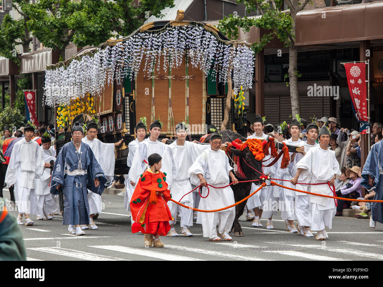 Fiore decorato carro tirato da un bue durante il Festival Aoi Matsuri a Kyoto, Giappone Foto Stock