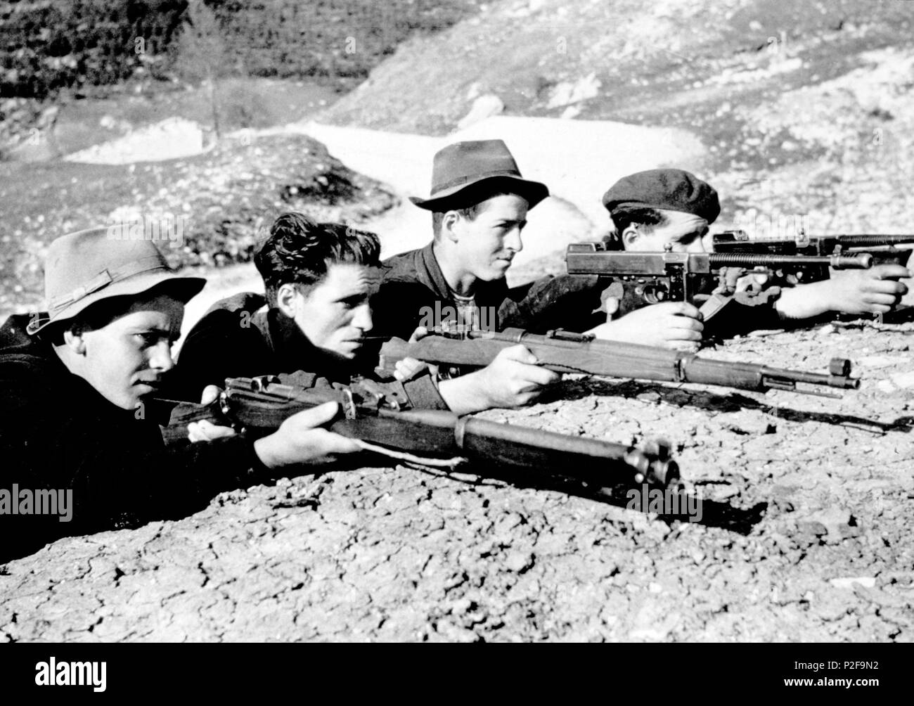 Guerriglieri italiani nel Apenines, Maggio 1944: tipici italiani che dalla banda di guerriglieri che aiuta la causa alleata contro il nemico comune. Foto Stock