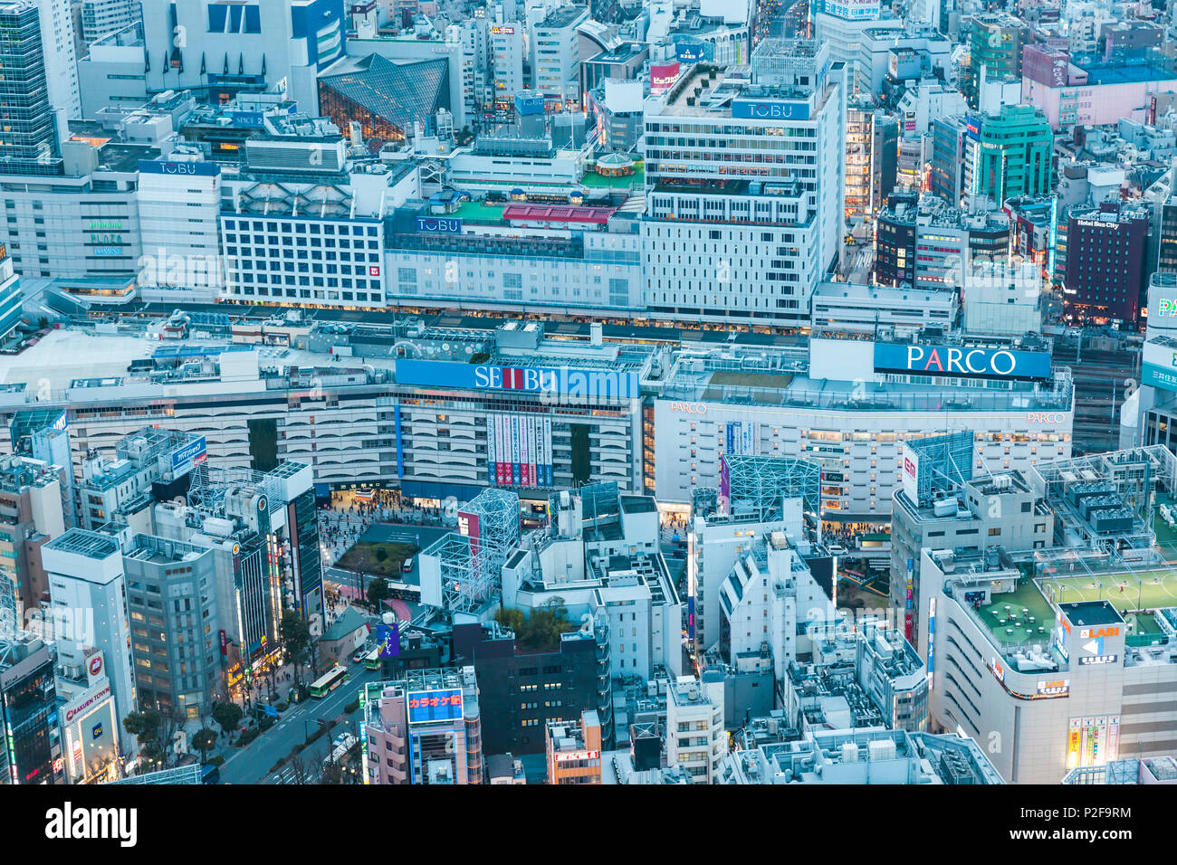 Grandi magazzini attorno a Stazione di Ikebukuro visto da Sunshine City, Toshima-ku, Tokyo, Giappone Foto Stock