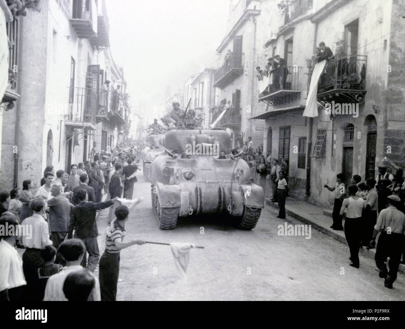 22 luglio 1943 U.S. Seconda Divisione Corazzate entra in Palermo, Sicilia. Foto Stock