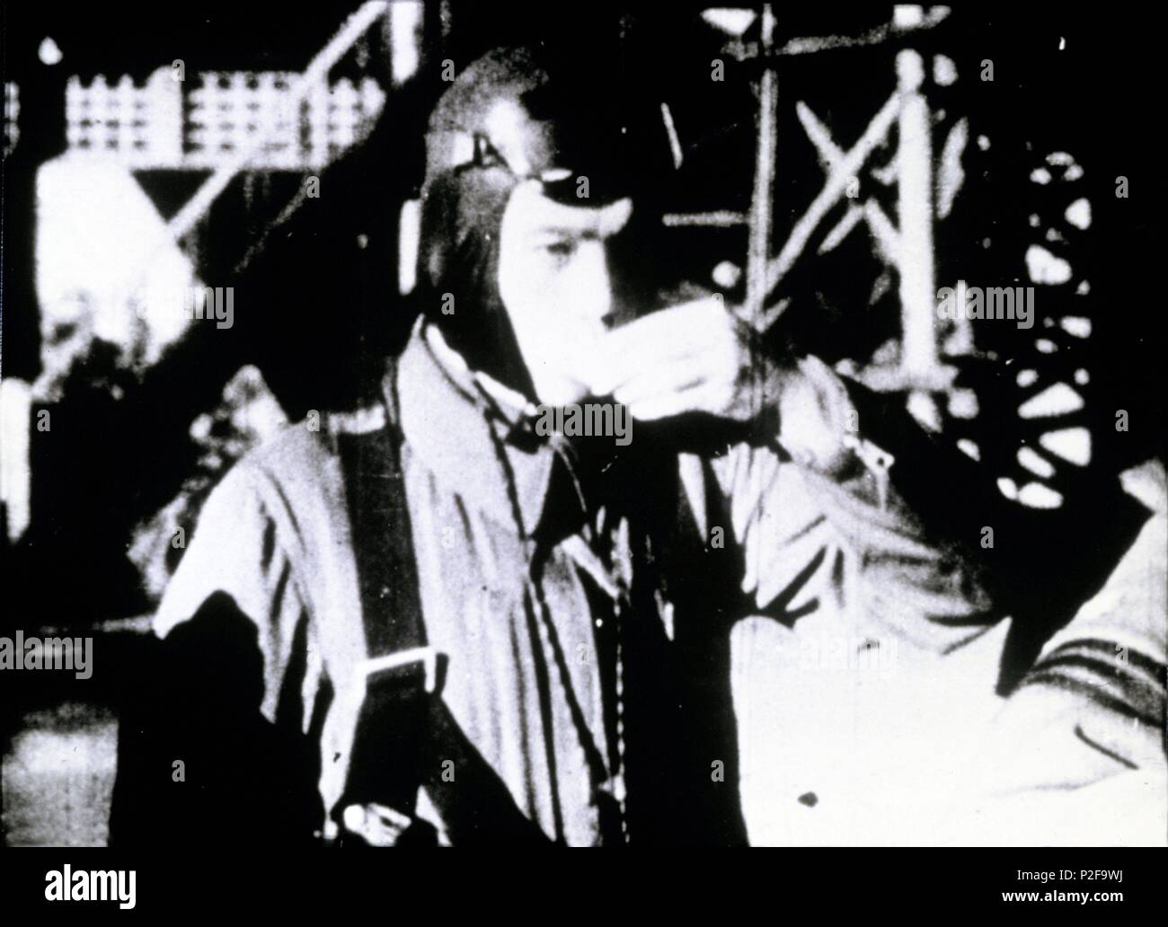 Un giapponese pilota Kamakaze circa a prendere il largo per la sua missione suicida bevande sake. Foto Stock