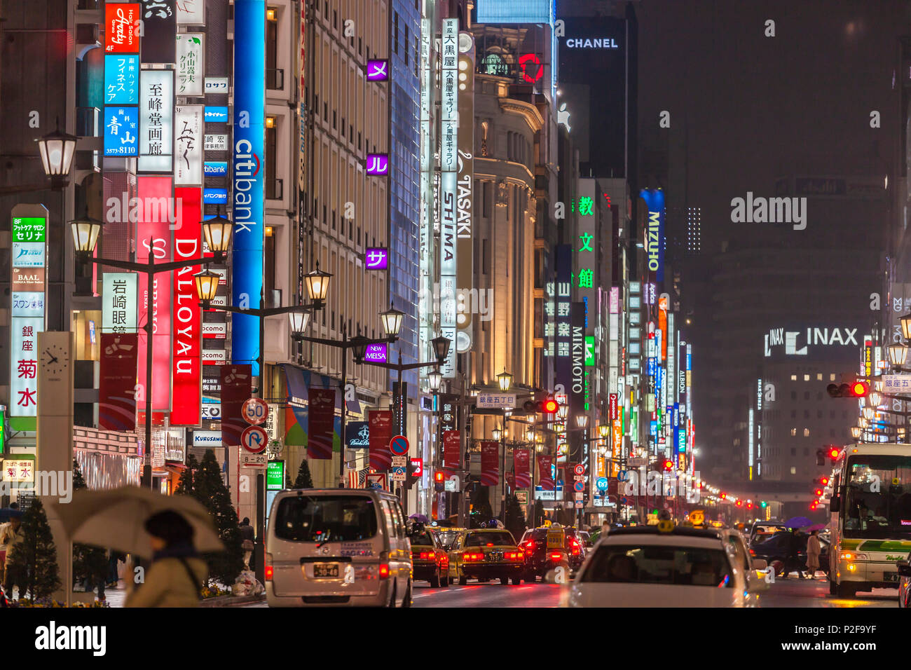 Ginza durante la pioggia durante la notte, Chuo-ku, Tokyo, Giappone Foto Stock