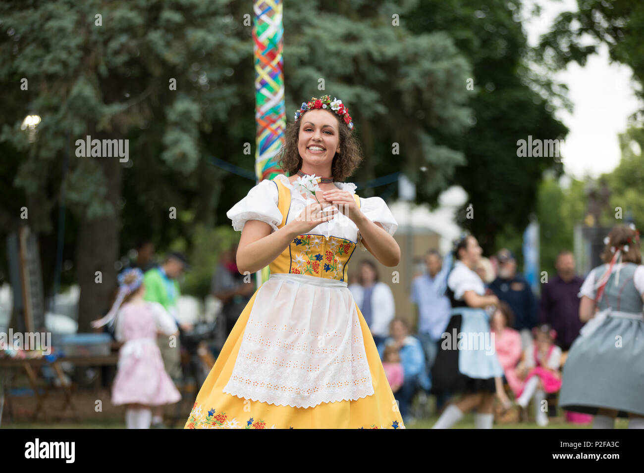 Frankenmuth, Michigan, Stati Uniti d'America - 10 giugno 2018 membri dalla Frankenmuth dance center eseguire il maypole danza durante il Festival bavarese. Foto Stock