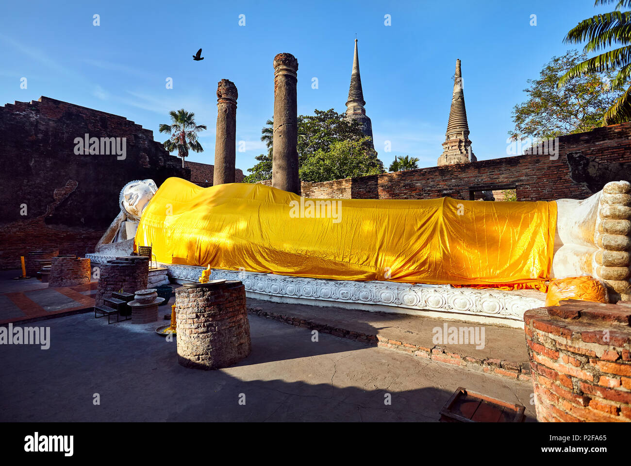 Big Buddha sdraiato statua in Wat Yai Chai Mongkol monastero di Ayuttaya, Thailandia Foto Stock