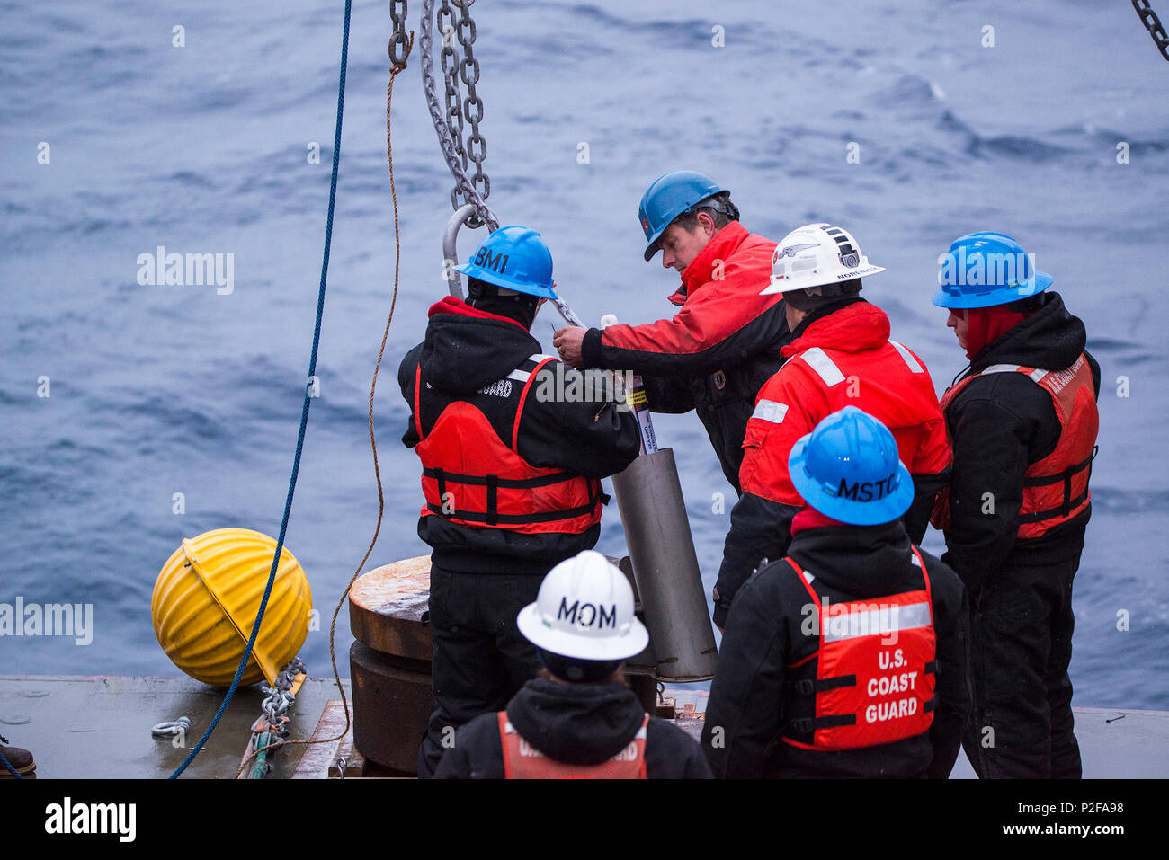 Il suo equipaggio, ricercatori e scienziati fare preparativi finali per impostare l'ultimo posto barca della missione sett. 13, 2016 sul ponte di poppa in mare Chukchi. In corso per la sua seconda missione, taglierina Healy ha avviato un team di ricercatori dell'Istituto Scripps di oceanografia, UC-San Diego e l'Ufficio di ricerca navale che implementano una schiera di basso acustico ormeggi per raccogliere dati su come il cambiamento climatico e ridotta copertura di ghiaccio colpisce l'Oceano Artico. Stati Uniti La guardia costiera della foto Foto Stock