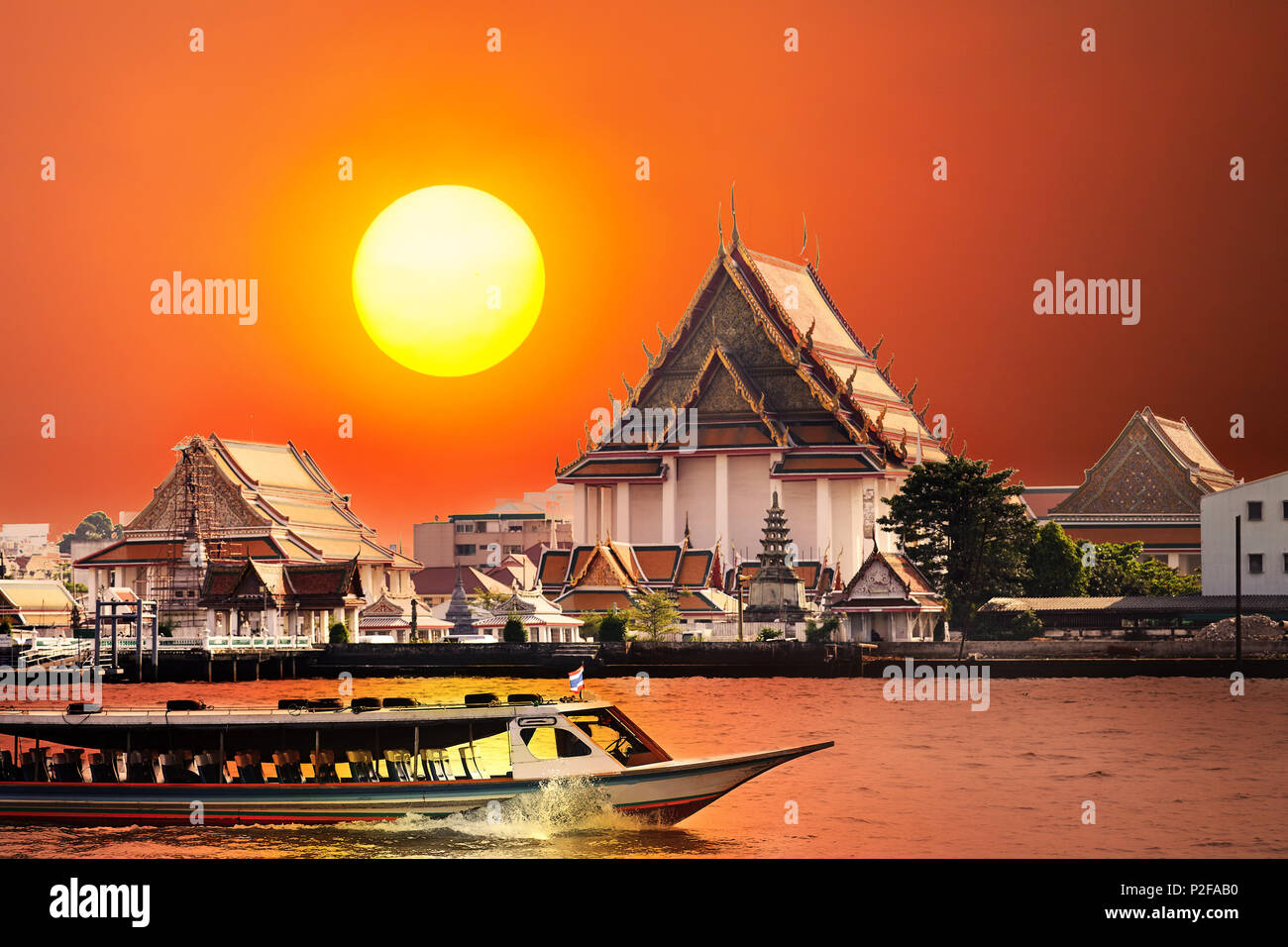 Velocità in barca sul Fiume Chao Phraya vicino al Wat Arun al rosso tramonto Cielo a Bangkok, in Thailandia Foto Stock