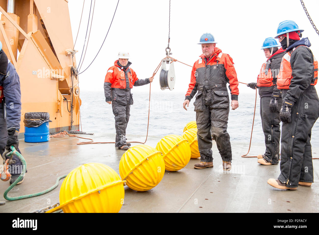 Matteo Norenberg e John Kemp guarda come vetro galleggianti sono  distribuite sul lato sett. 4, 2016 sul ponte di poppa in mare Chukchi. In  corso per la sua seconda missione, taglierina Healy