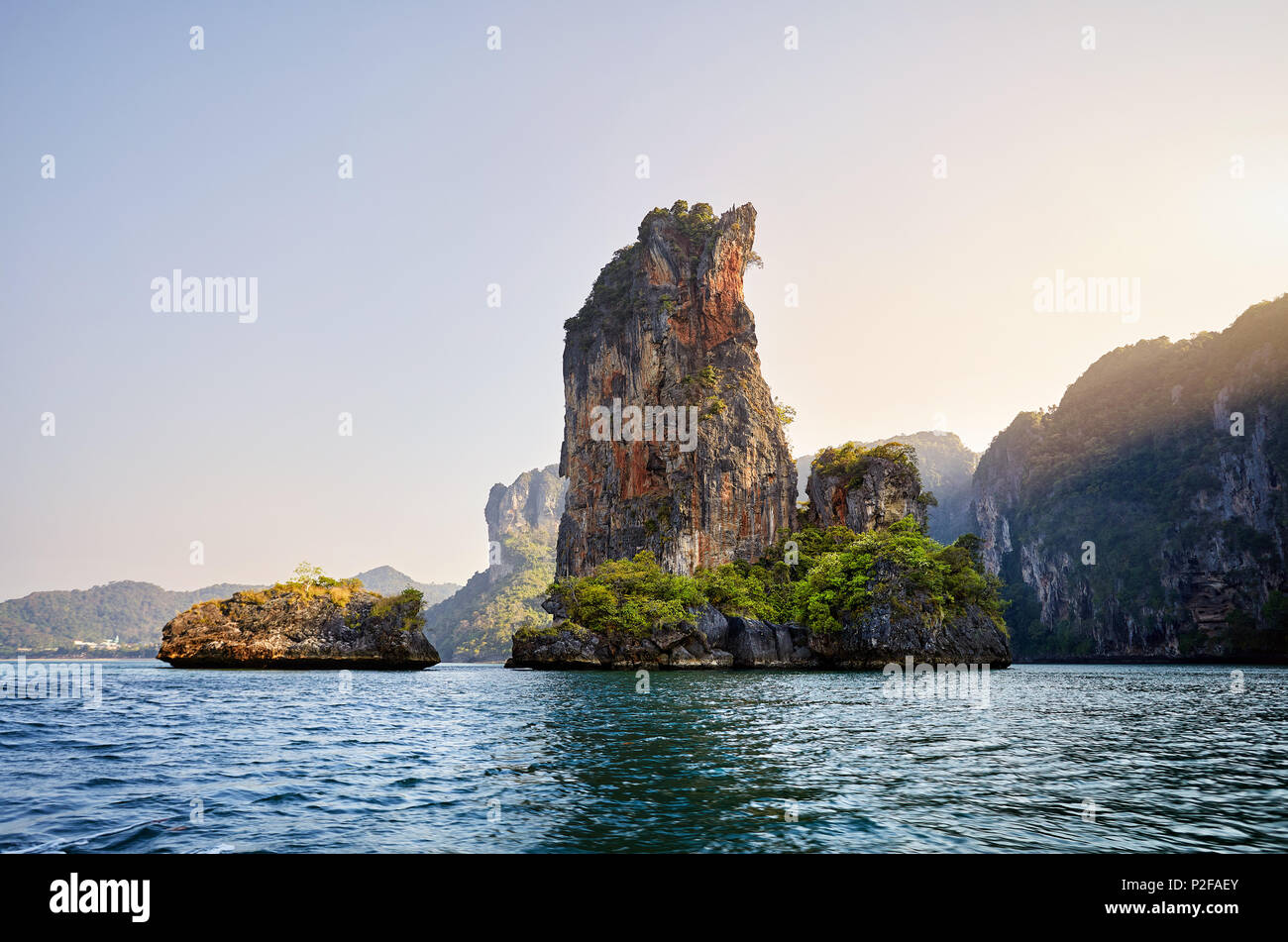 Isole tropicali dal rock al Sunrise nel mare delle Andamane della provincia di Krabi, Thailandia Foto Stock