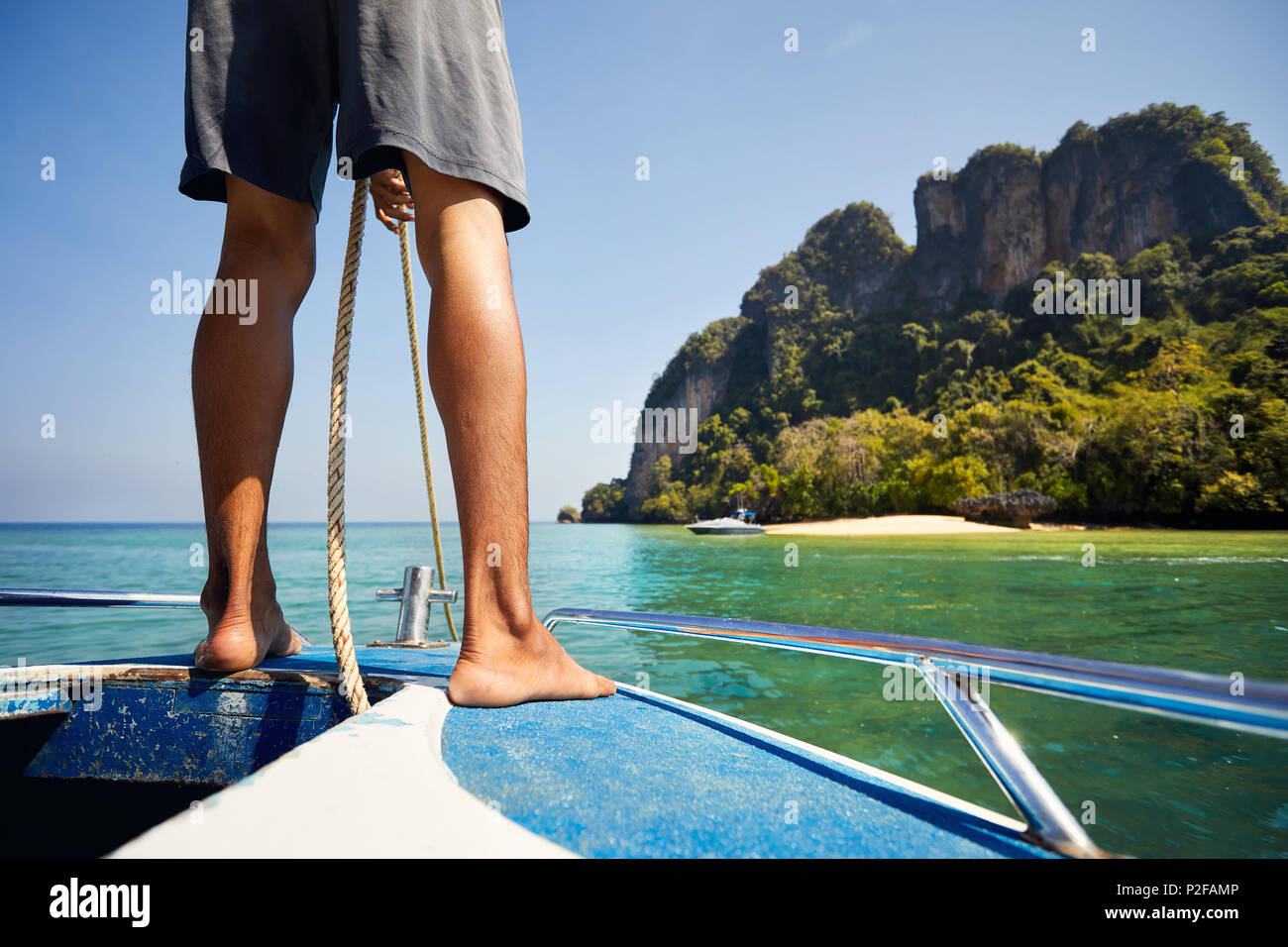 L'uomo rimuovere ancora sul motoscafo sulle isole tropicali nel Mare delle Andamane, Thailandia Foto Stock