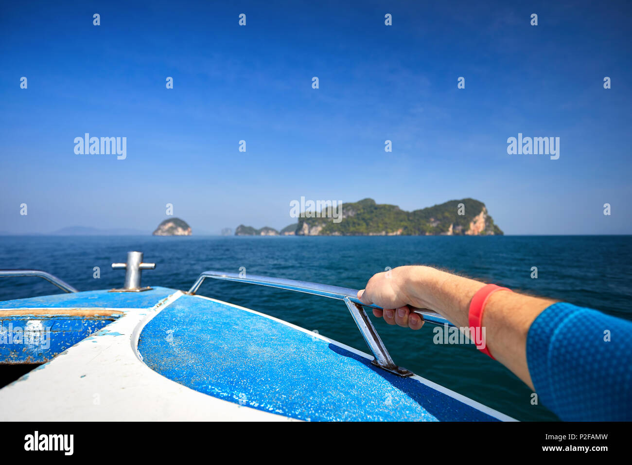 Turistico a speedboat sulle isole tropicali nel Mare delle Andamane, Thailandia Foto Stock