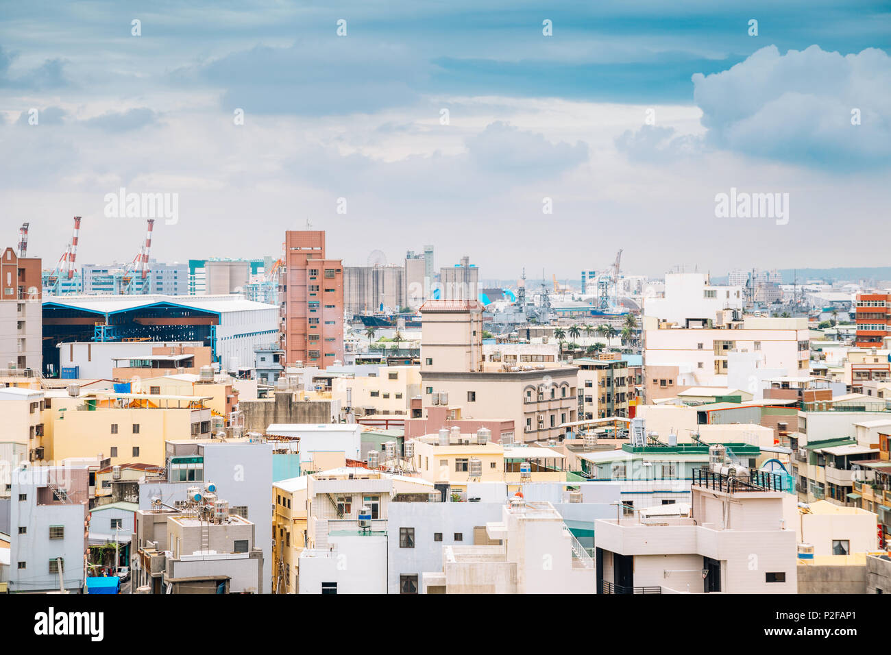 Gli edifici colorati sotto il cielo blu in l'Isola di Cijin, Kaohsiung, Taiwan Foto Stock