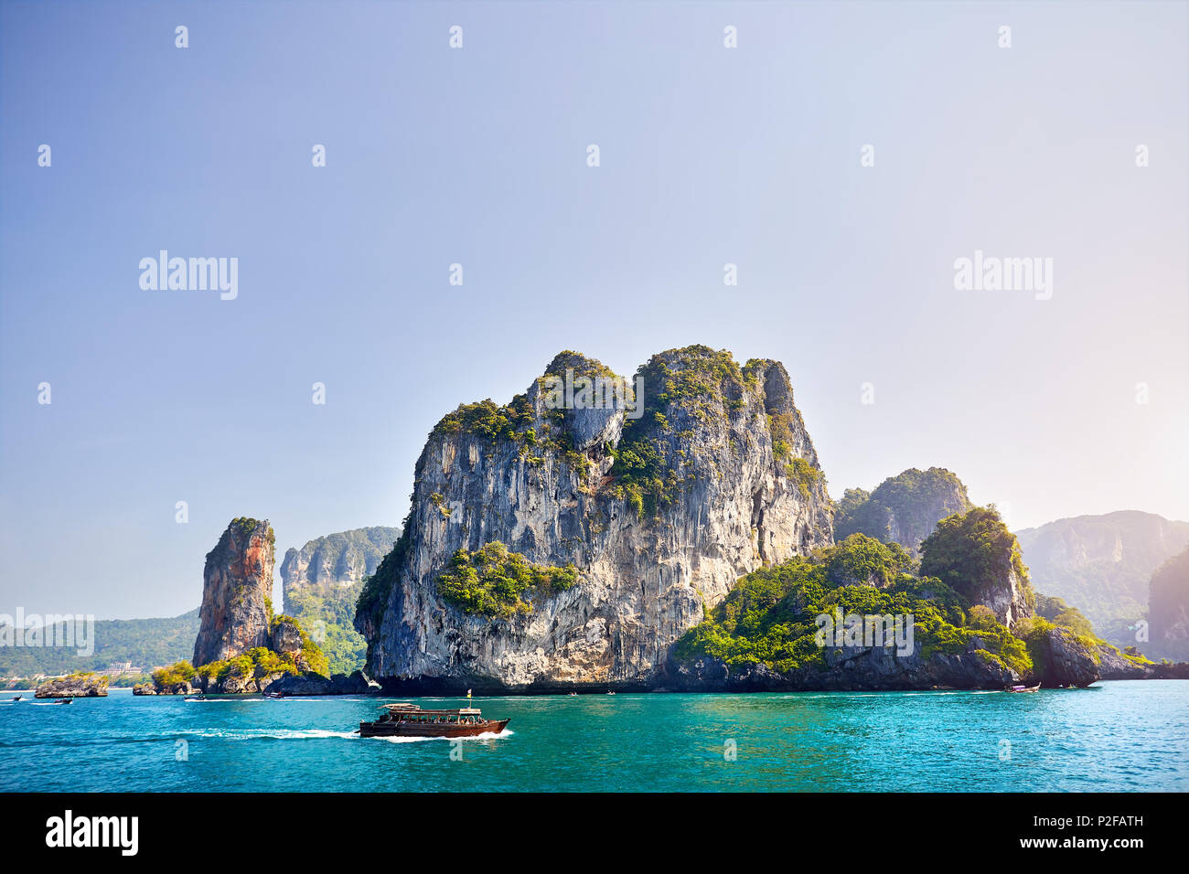 Big boat nei pressi delle isole tropicali a giornata soleggiata nel mare delle Andamane, Thailandia Foto Stock