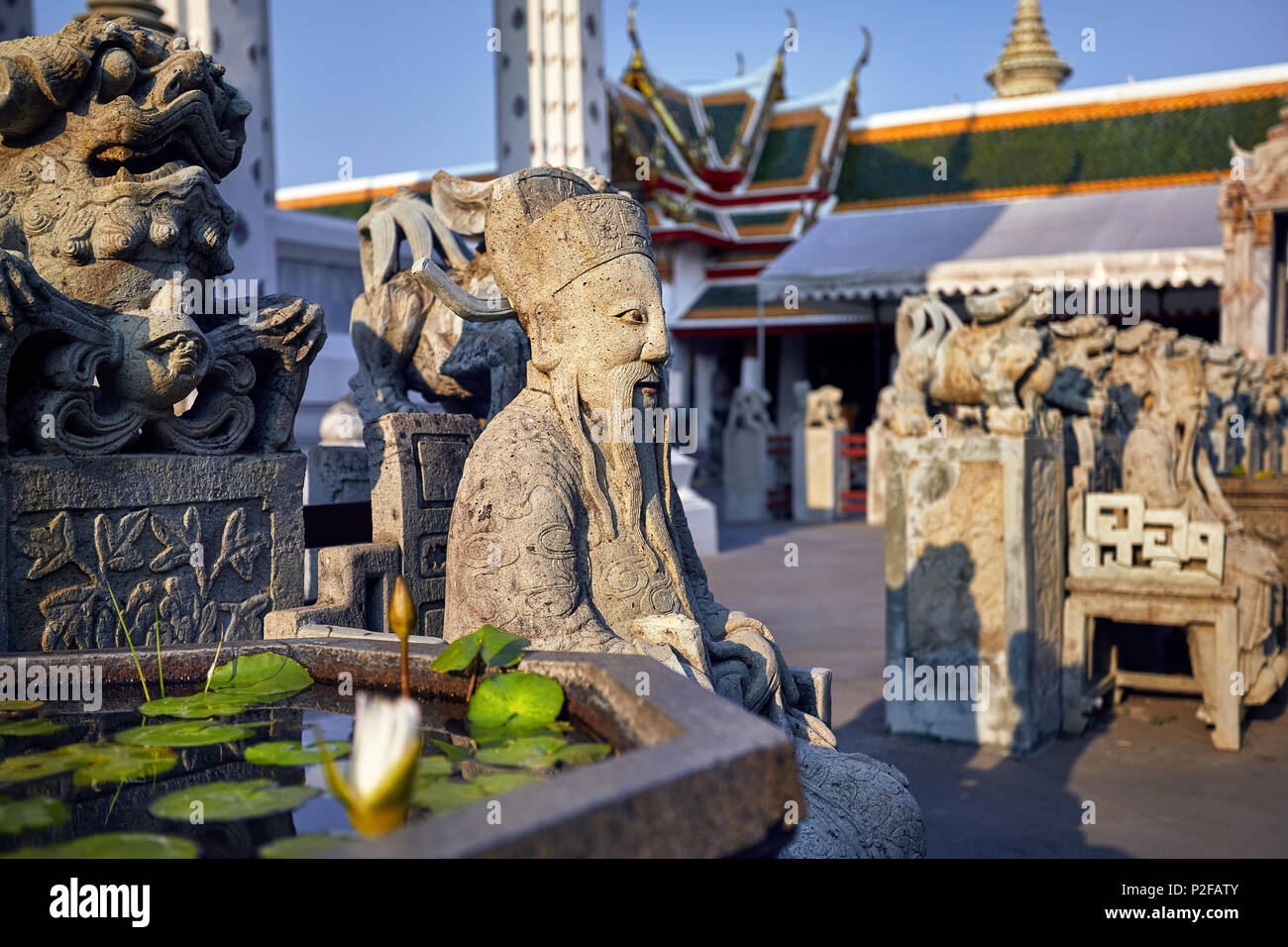 Statua di Pietra di Monaco nel tempio buddista Wat Arun a Bangkok, in Thailandia Foto Stock