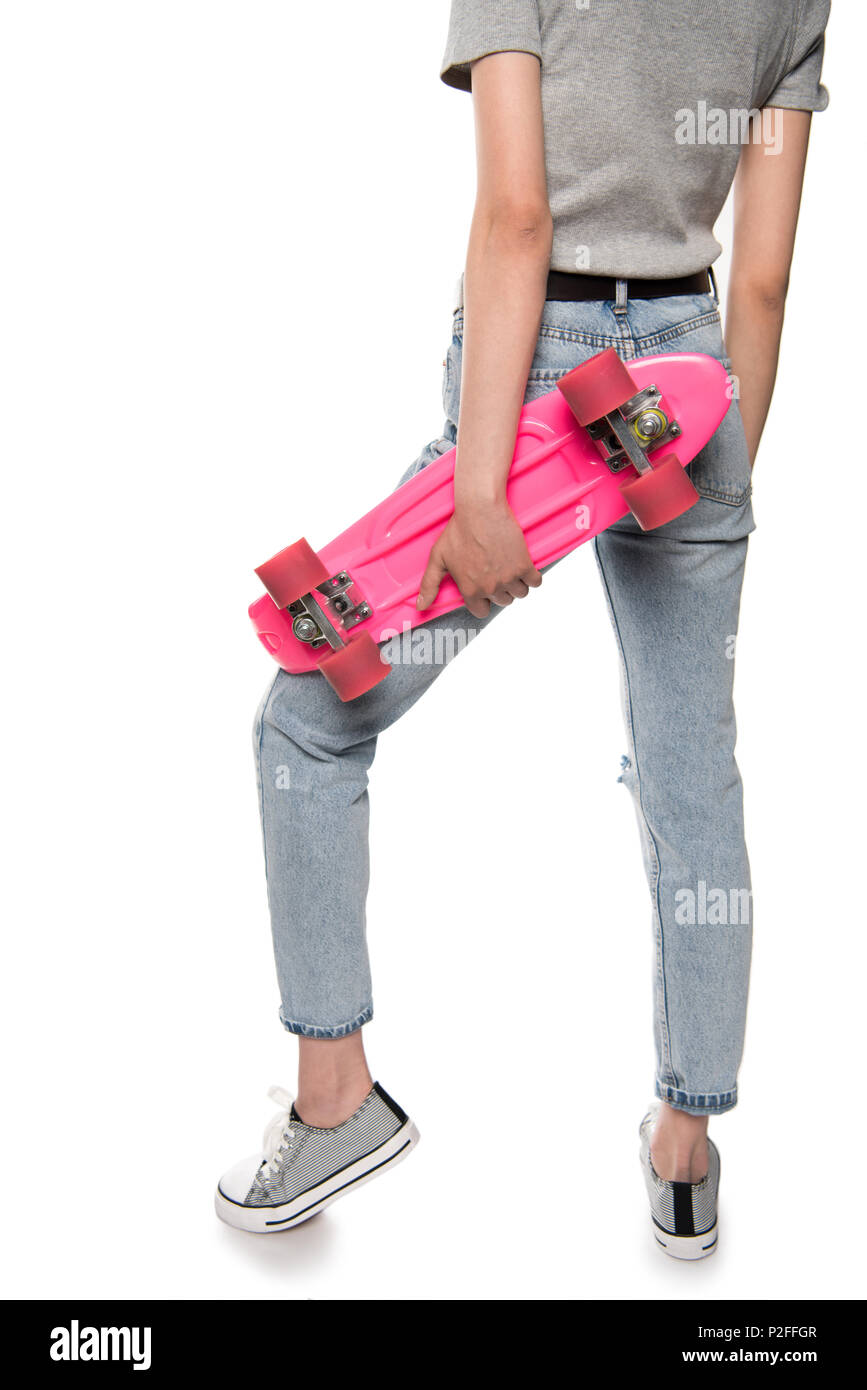 Ritagliato shot della ragazza con lo skateboard e in posa isolato su bianco Foto Stock