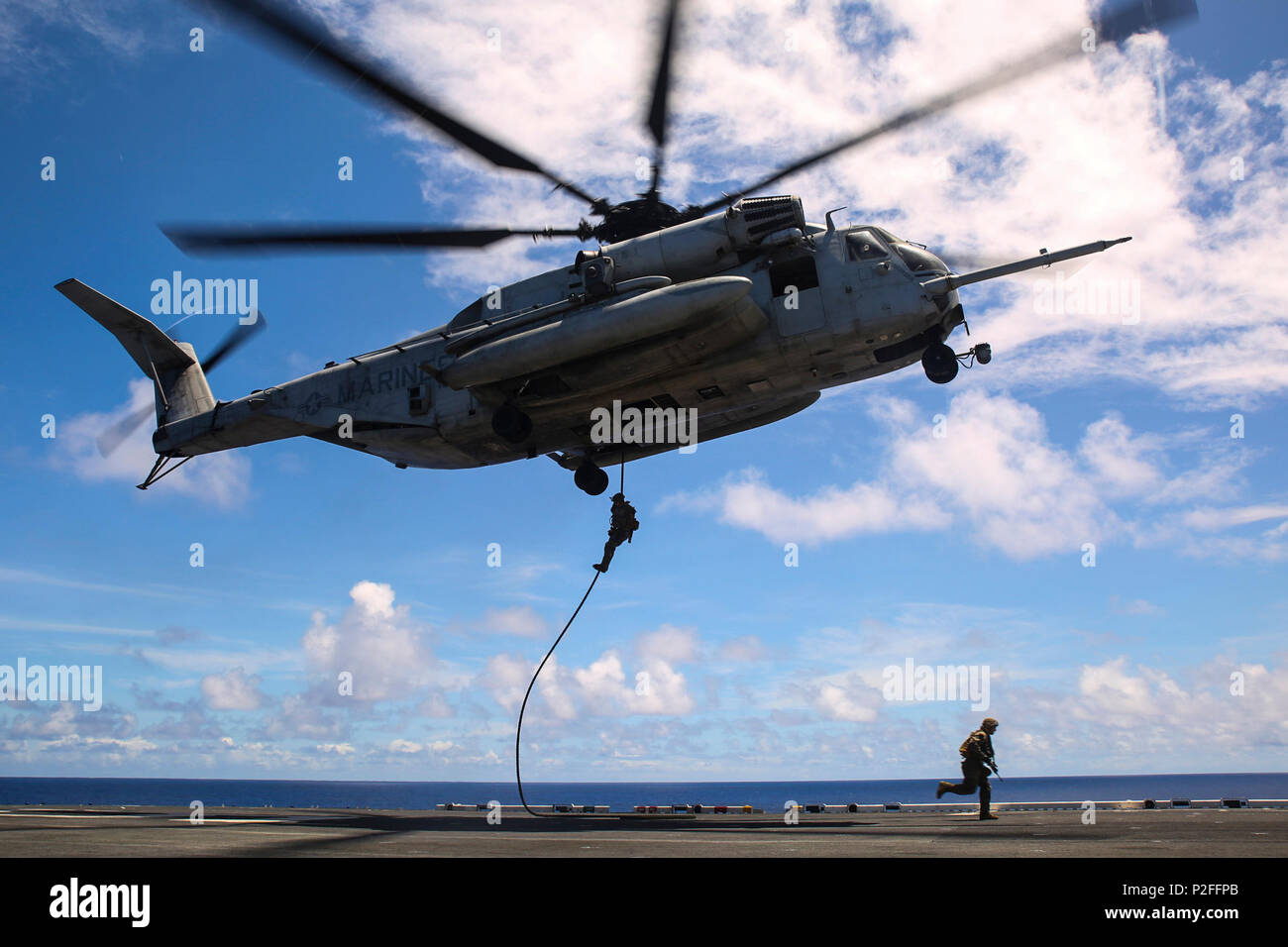 Marines con società e, battaglione atterraggio squadra, 2° Battaglione, 4° Reggimento Marini, 31 Marine Expeditionary Unit, fast-corda da una CH-53E Super Stallion per il ponte di volo della USS Bonhomme Richard (LHD 6) nell'Oceano Pacifico, Sett. 16, 2016. I marines di BLT 2/4 ha partecipato in rapida formazione di corda come una parte del trentunesimo MEU annuale della pattuglia di caduta del Pacifico. Come il Marine Corps' solo in continuo in avanti dispiegato unità, il trentunesimo MEU è preparato a rispondere a una vasta gamma di operazioni militari, dall'assistenza umanitaria missioni ad un numero limitato di operazioni di combattimento, con un preavviso di pochi istanti. Come Foto Stock