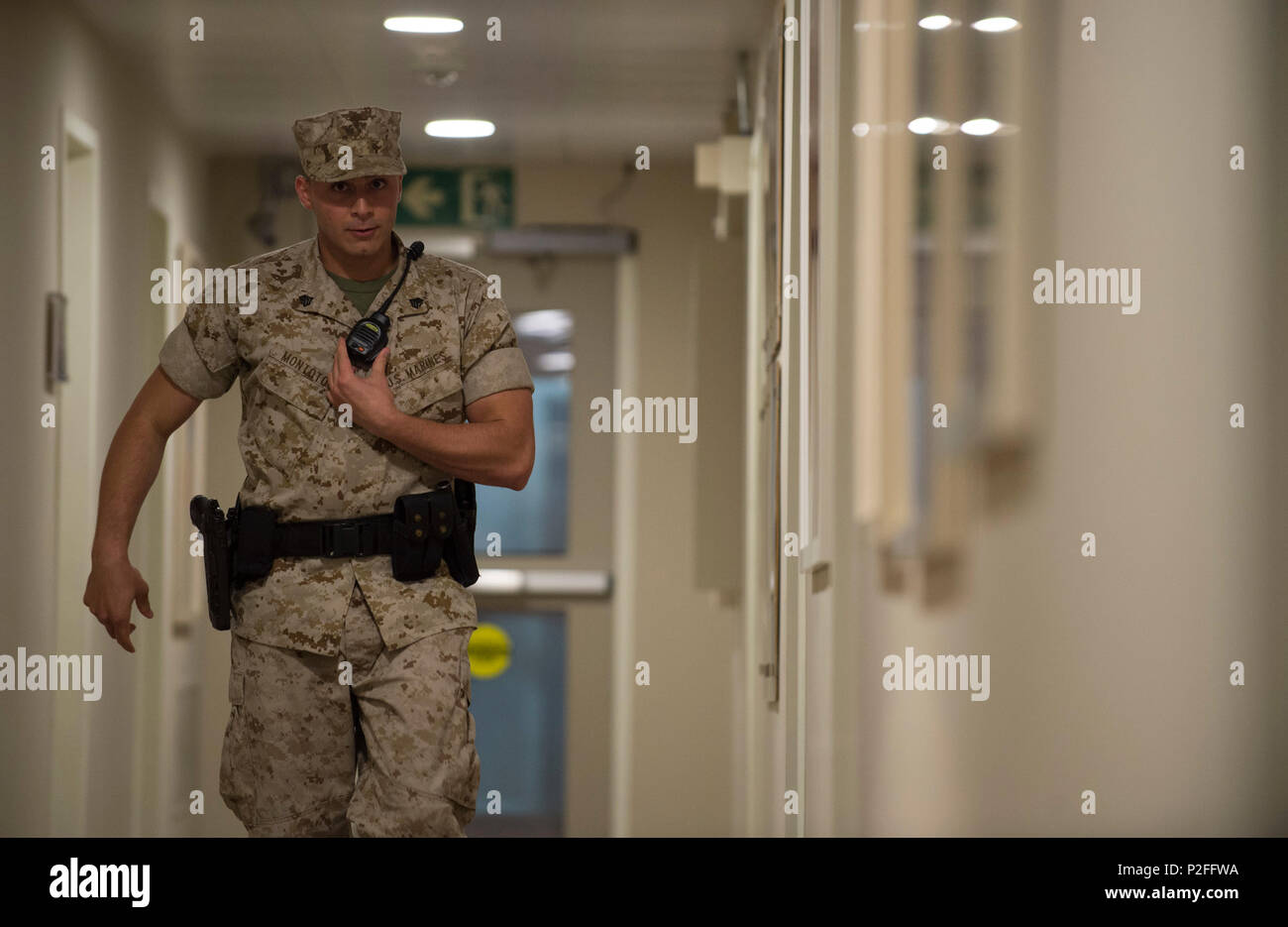 U. S. Marine Sgt. Jon Montoto, Marino guardia di sicurezza, pattuglie un corridoio all'interno degli STATI UNITI Ambasciata di Madrid in Spagna il 13 settembre 2016. Quest anno segna il settantesimo anniversario per la Marina guardia di sicurezza programma. Il programma è stato progettato per fornire sicurezza e protezione per il personale di ambasciata in tutto il globo. (Difesa Attività Media foto di Tech. Sgt. Brian Kimball) Foto Stock