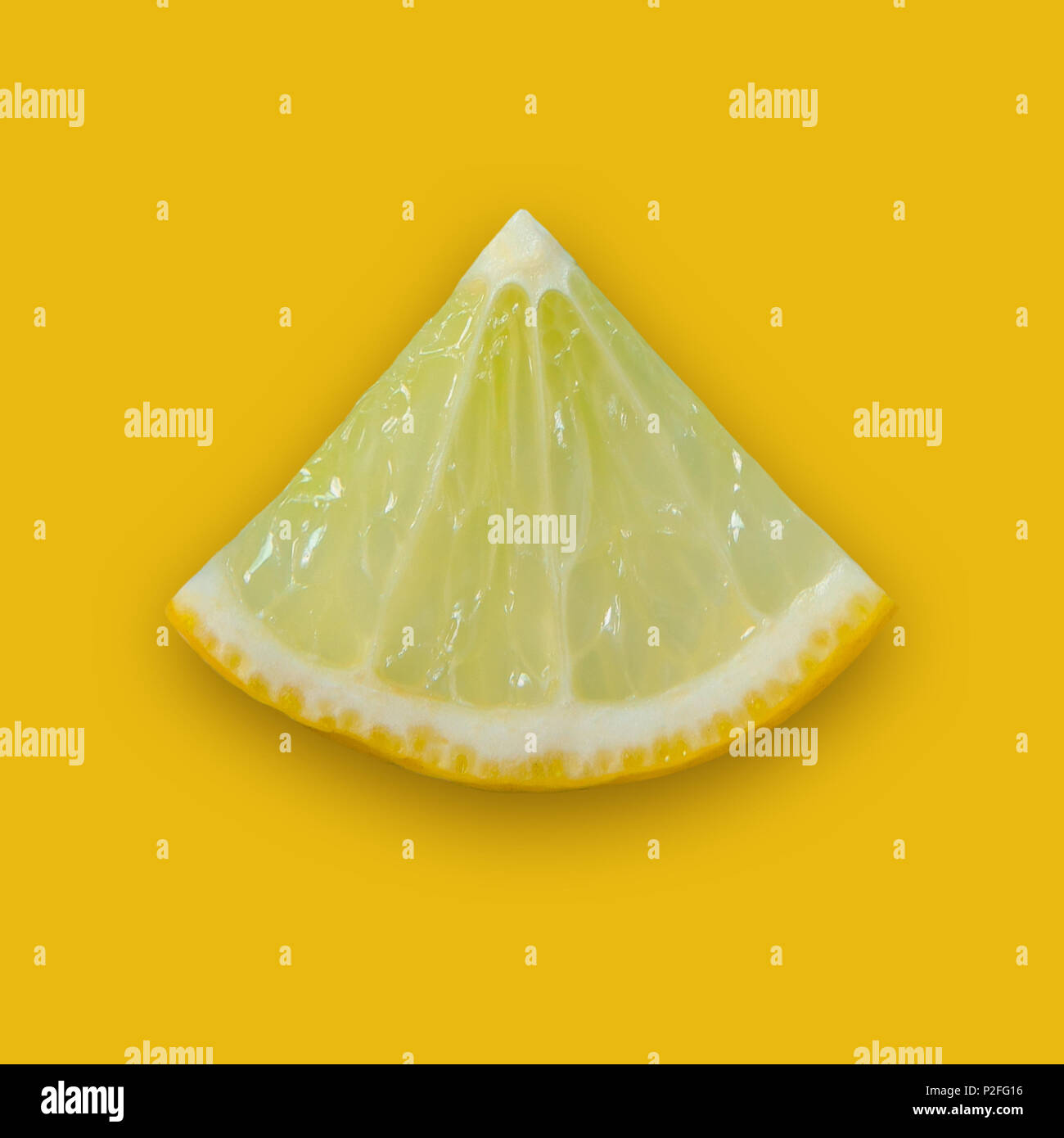 Close up di limone giallo su sfondo giallo, fresche fetta di limone e frutta acida o agrumi. Foto Stock