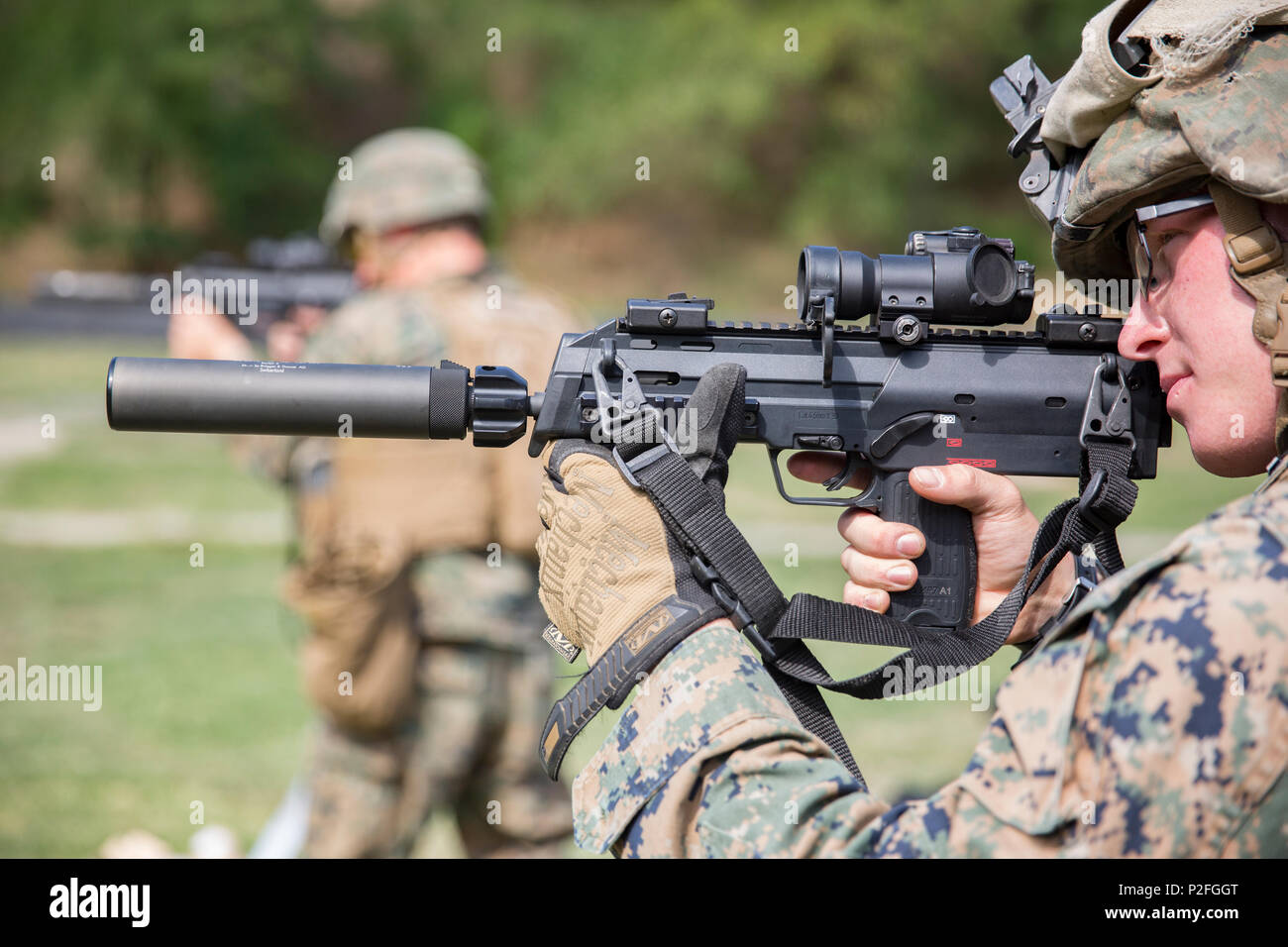 Un U.S. Marine si prepara a fuoco la MP7 durante un'ambasciata esercizio di rinforzo a Bucarest, Romania, Sett. 8th, 2016. Il BSRF è un annuale multilaterali di cooperazione in materia di sicurezza la distribuzione nel Mar Nero, i Balcani e il Caucaso regioni che è progettato per potenziare i partecipanti' professionale collettiva capacità militare, promuovere la stabilità regionale e la creazione di relazioni durevoli con i paesi partner. (U.S. Marine Corps foto di Cpl. Clarence L. Wimberly) Foto Stock