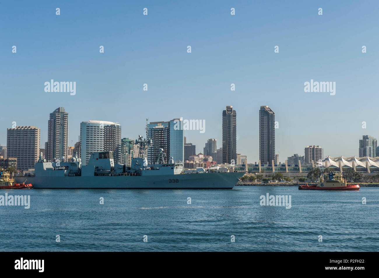 La fregata della Royal Canadian Navy HMCS Winnipeg (FFH 338) transitò nella baia di San Diego il 15 settembre 2016, concludendo la Fleet Week 2016. L'evento pubblico ha permesso ai visitatori di incontrare marinai, marines e personale della Guardia Costiera, imparando come i servizi marittimi contribuiscono alla difesa nazionale e alla sicurezza marittima degli Stati Uniti. La HMCS Winnipeg è una fregata classe Halifax dotata di una turbina a gas e di un sistema di propulsione con motore diesel, armata con missili anti-nave, siluri e cannoni navali, supportando sia le operazioni di combattimento che la cooperazione navale internazionale. Foto Stock